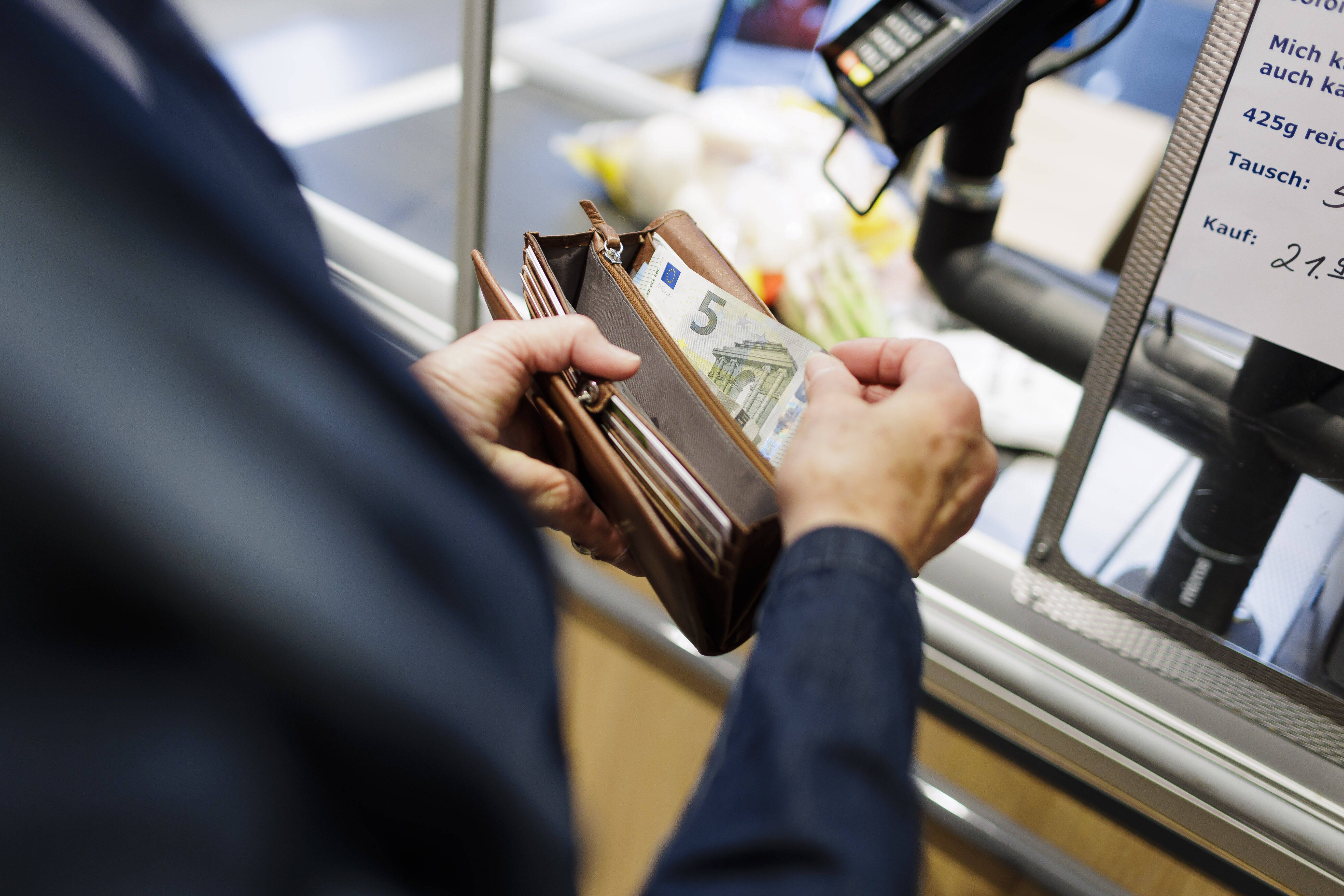 Zu wenig Bargeld im Supermarkt dabei? Filialleiter verrät Trick