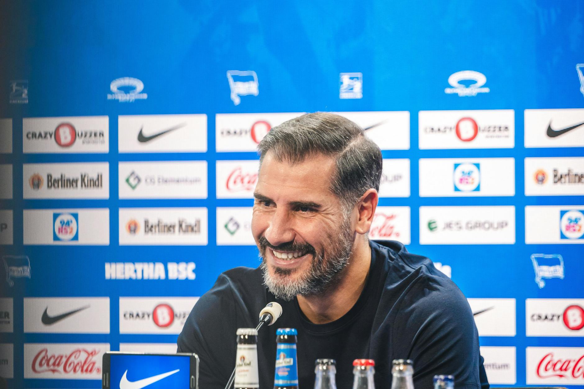 Gut gelaunt und voller Tatendrang. So präsentierte sich Dienstag Herthas neuer Chefcoach Cristian Fiel.