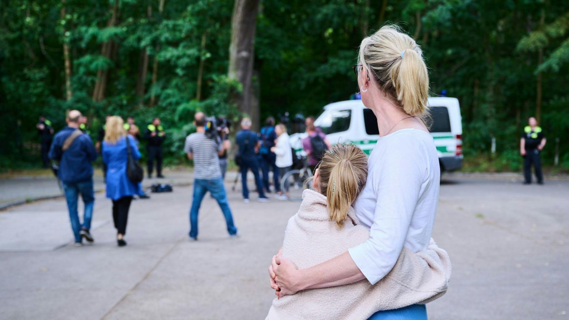 Polizisten in Kleinmachnow sind ebenso wie TV-Teams unterwegs, werden von besorgten Anwohnern beobachtet: Diese Bilder von der Jagd auf einer vermeintlichen Löwin gingen vergangenen Sommer um die Welt.