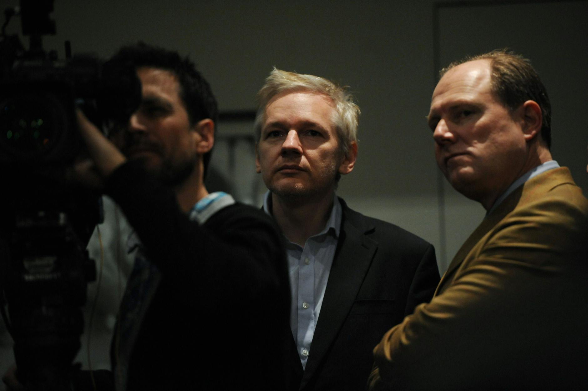 Assange (m.) steht mit dem Frontline-Clubbesitzer Vaughn Smith (r.) in London, Großbritannien, am 17. Januar 2011.