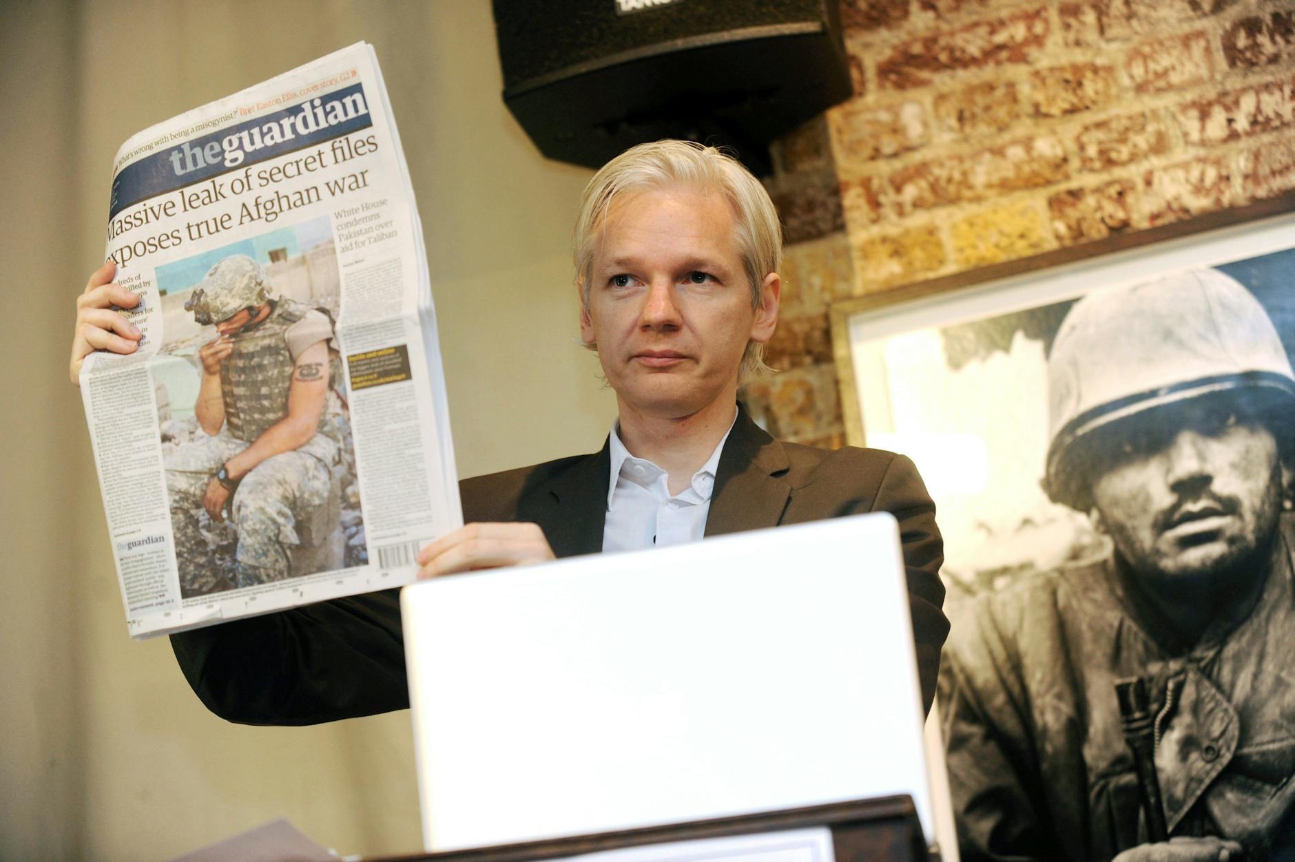 Assange bei einer PK zu den Afghanistan-Kriegs-Dokumenten, die Wikileaks unter anderem dem Spiegel zur Verfügung stellte.