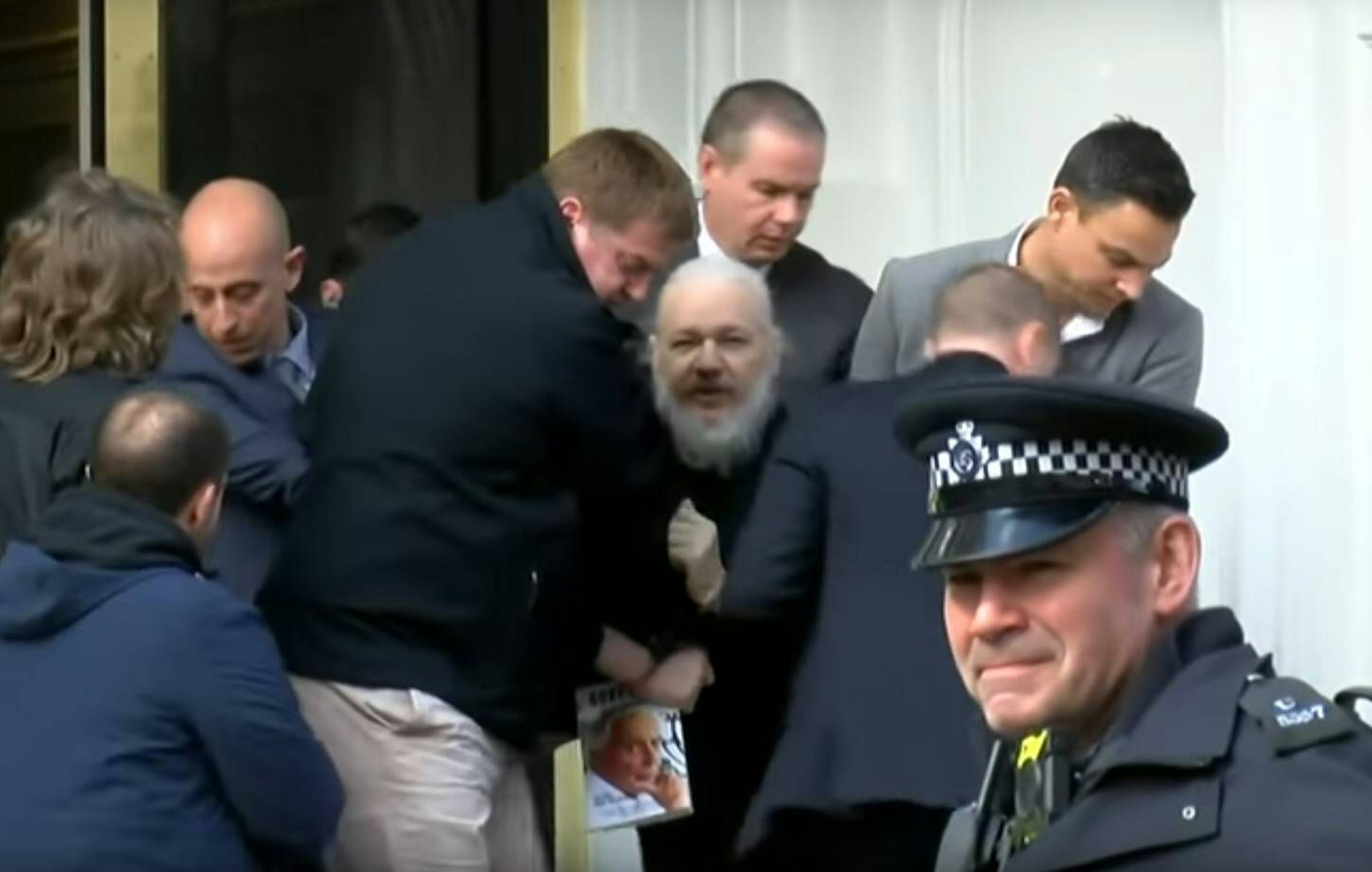 Am 4. November 2019 wurde Assange, nach sieben Jahren Exil, aus der ecuadorianischen Botschaft in London verhaftet.