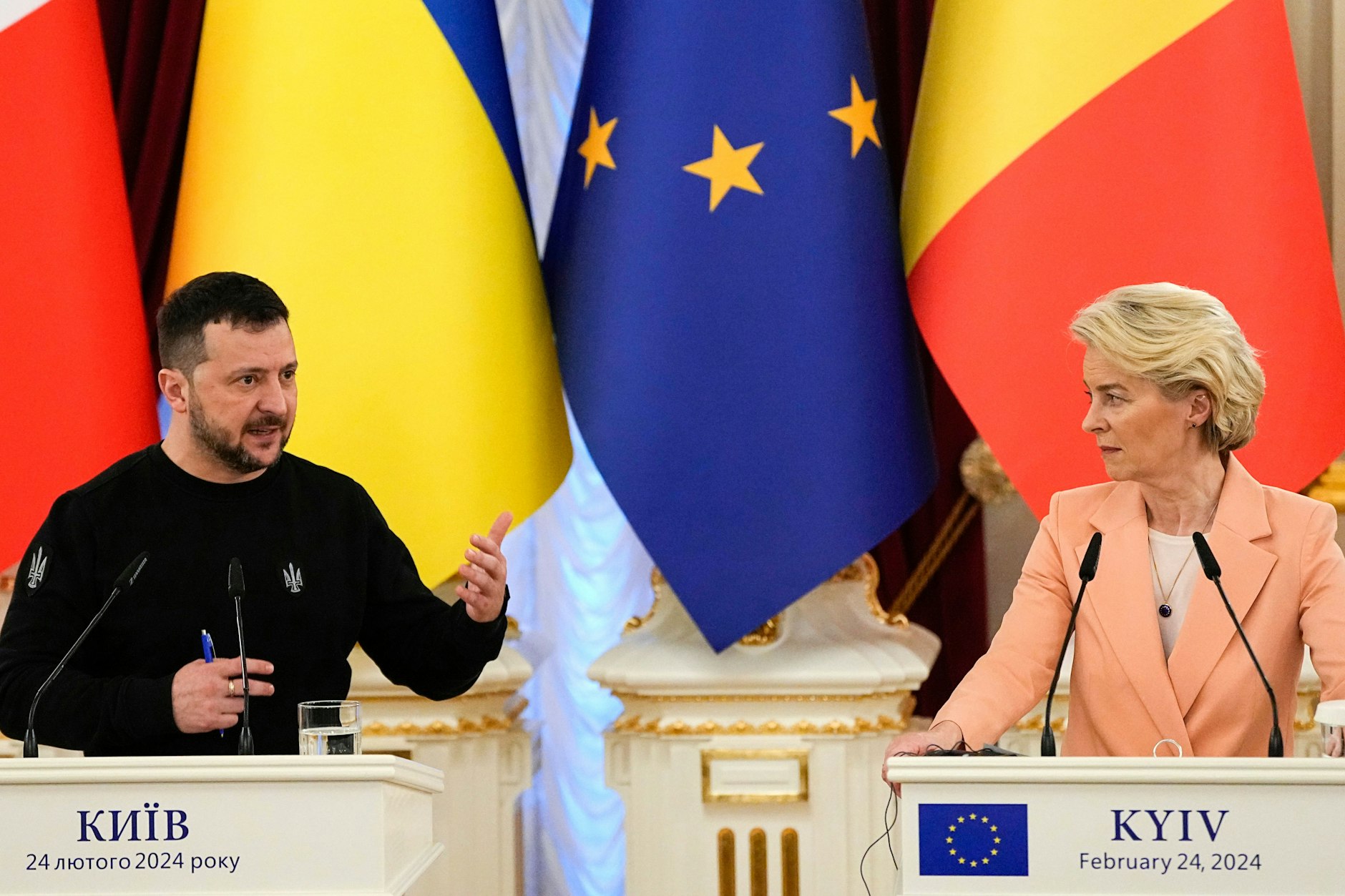 Der ukrainische Präsident Wolodymyr Selenskyj spricht mit der alten und neuen EU-Kommissionspräsidentin Ursula von der Leyen Ende Februar in Kiew.