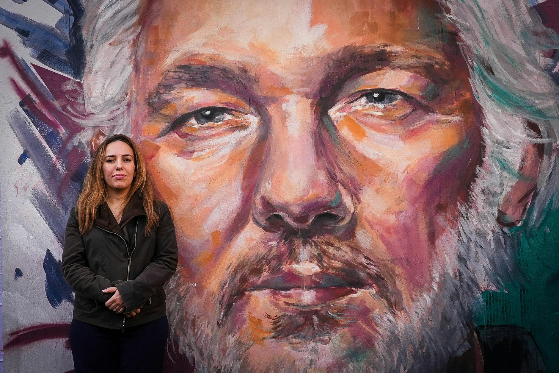 Stella Moris, Ehefrau des australischen Journalisten, enthüllt ein Wandgemälde von Trisha Palma in Scampia, Neapel.