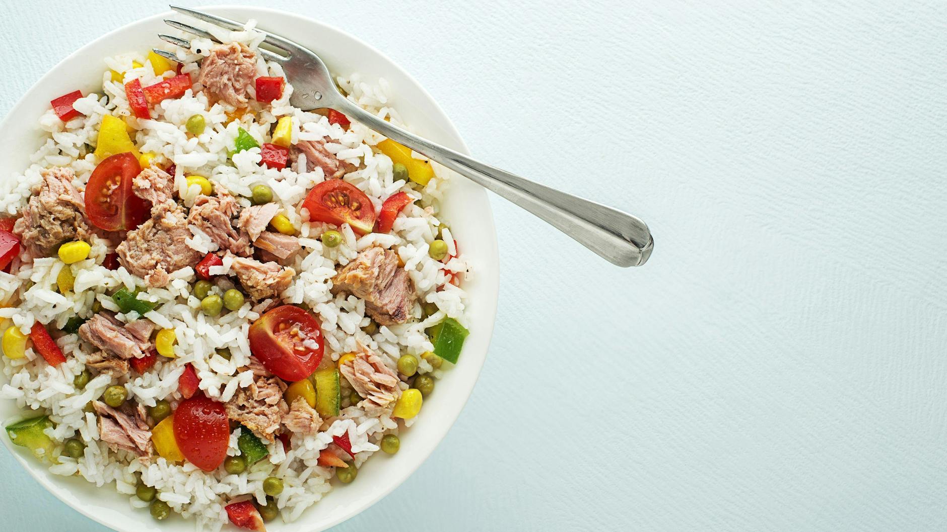 Mit etwas Thunfisch kann man das Rezept für Reissalat zusätzlich aufpeppen.