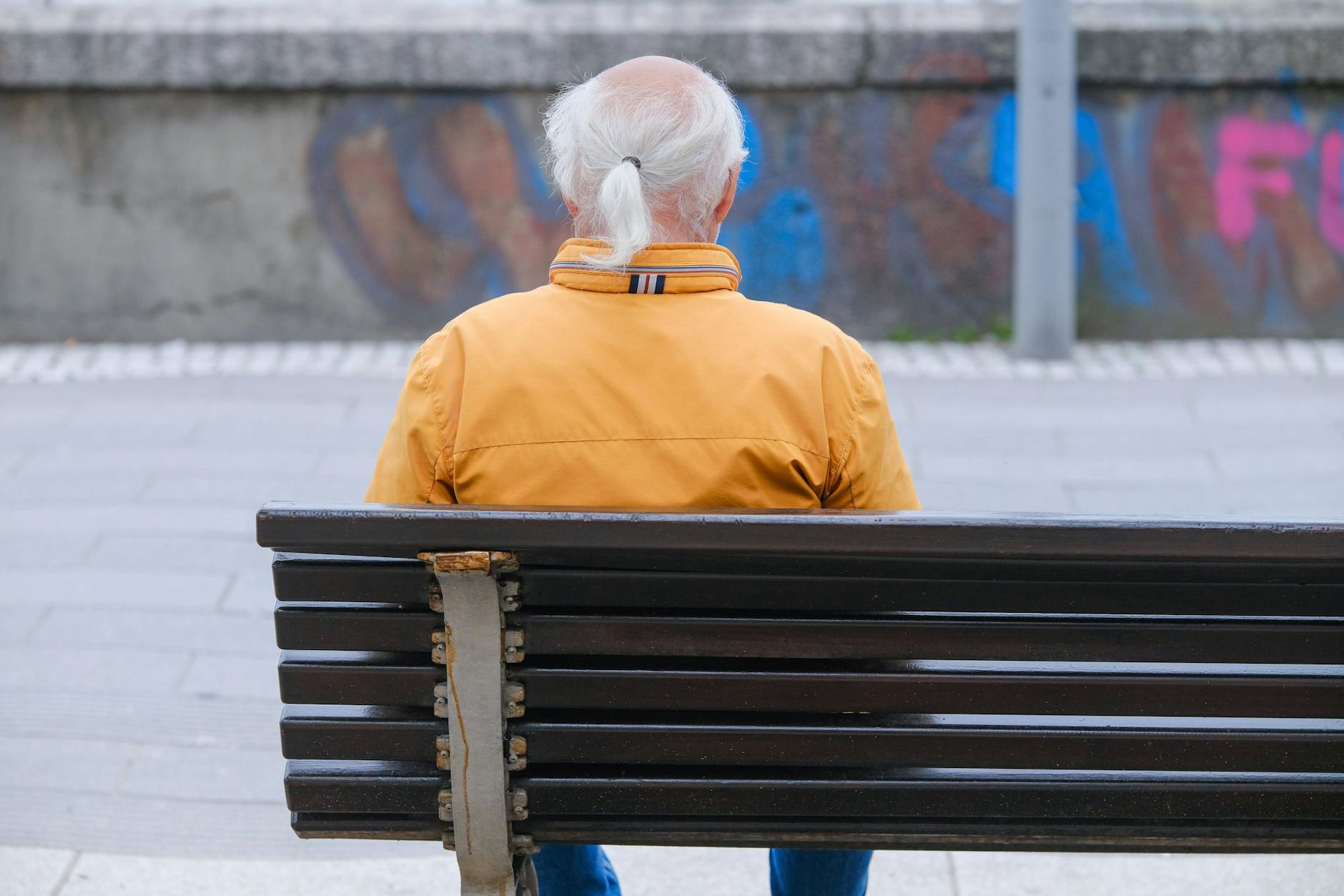 Ein älterer Lehrer im Ruhestand muss einem jüngeren Bewerber Platz machen.