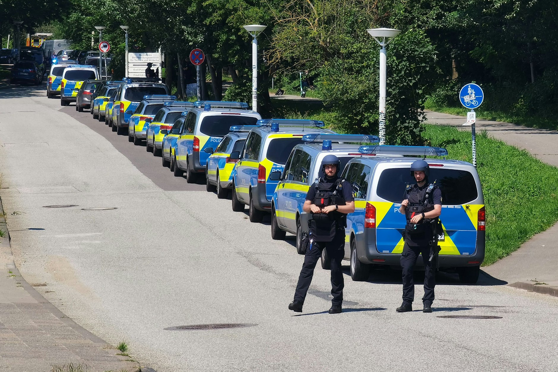 Abgeriegelt: Polizisten im Großeinsatz bei einer Bedrohungslage an einem Berufsschulzentrum in Lübeck.