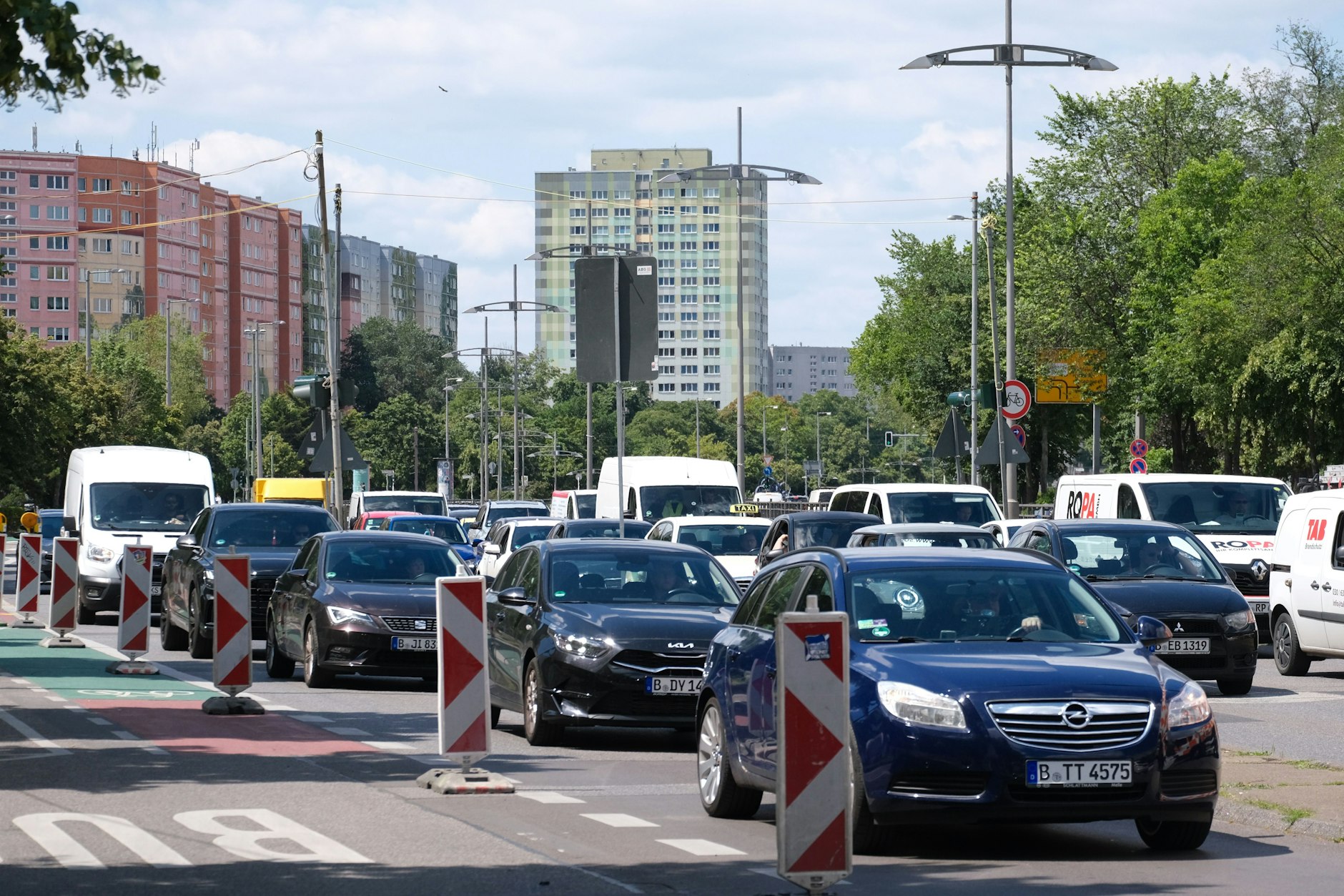 Staustelle Alt-Friedrichsfelde: Hier wird die Fahrbahndecke saniert und eine Ampel installiert. Bis Ende Juli gibt es weniger Fahrspuren. 
