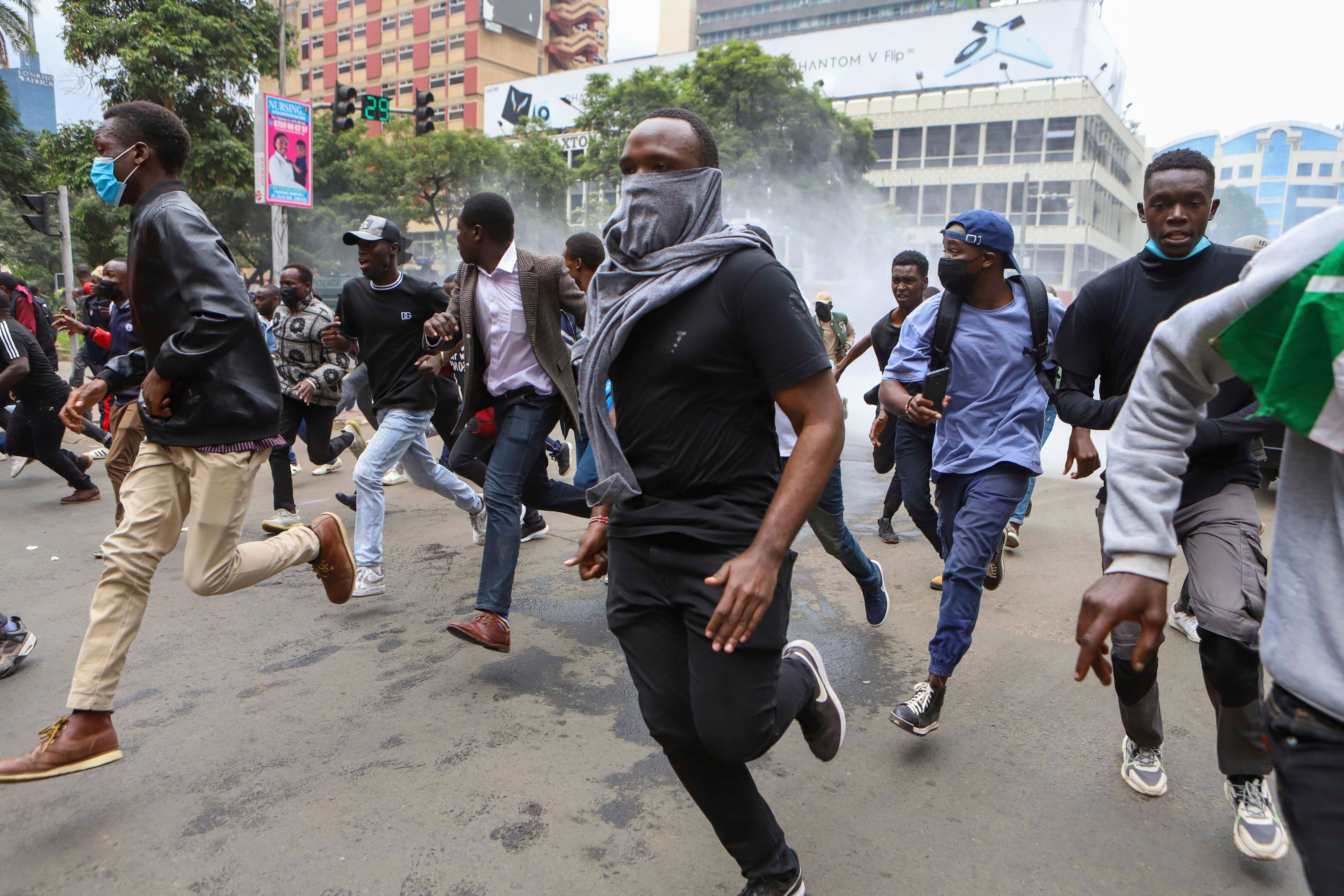 Kenia: Demonstranten stürmen Parlamentsgelände in Nairobi - Polizei schießt