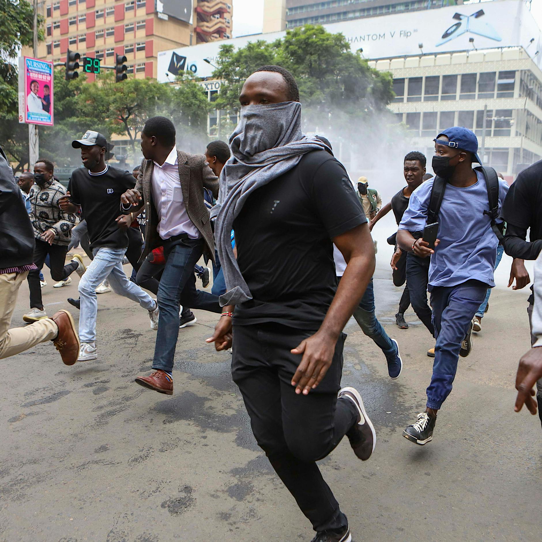 Kenia: Demonstranten stürmen Parlamentsgelände in Nairobi - Polizei schießt