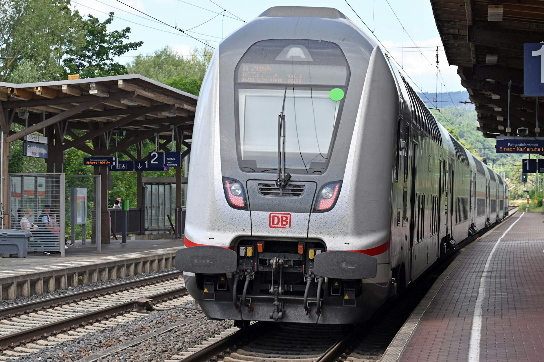 Ein Intercity (IC) steht im Bahnhof Rudolstadt. Die Deutsche Bahn (DB) modernisiert bis 2031 zusätzlich acht Thüringer Bahnhöfe. Gleichzeitig soll an anderen Strecken gespart werden. 