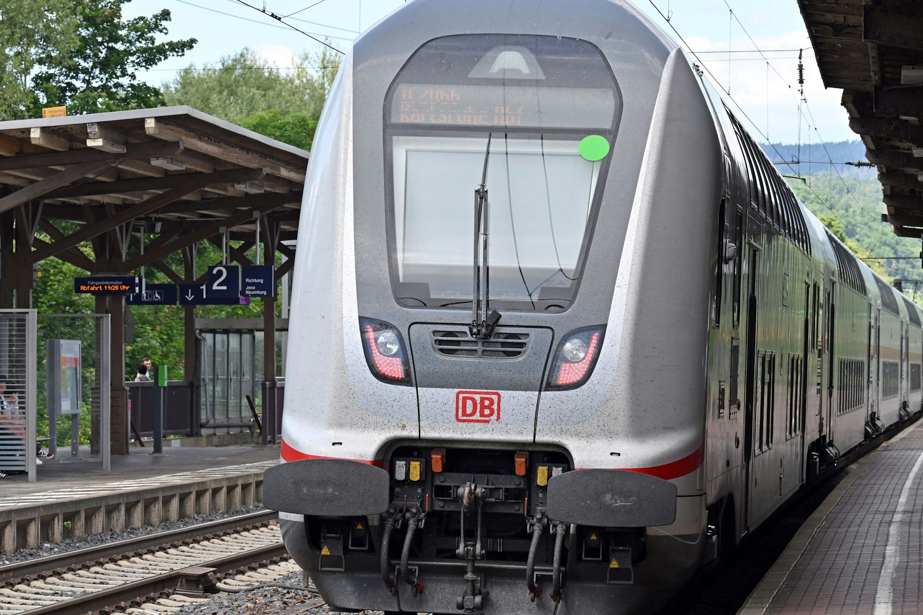 Drei Kinder aus Berlin sollen in einem Intercity der Deutschen Bahn in Mecklenburg-Vorpommern randaliert und den Schaffner geschlagen haben. Die zwei Jungen und das Mädchen sind erst 13 Jahre alt. (Symbolfoto)