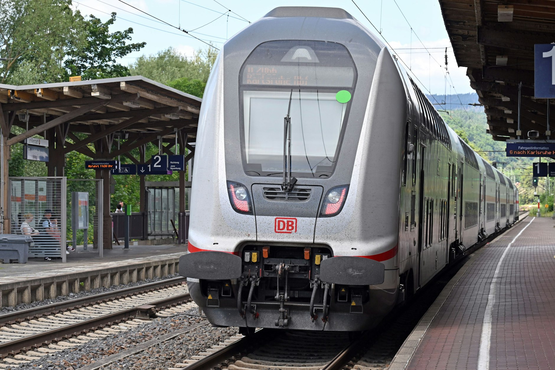 Ein Intercity (IC) steht im Bahnhof Rudolstadt. Die Deutsche Bahn (DB) modernisiert bis 2031 zusätzlich acht Thüringer Bahnhöfe. Gleichzeitig soll an anderen Strecken gespart werden.&nbsp;