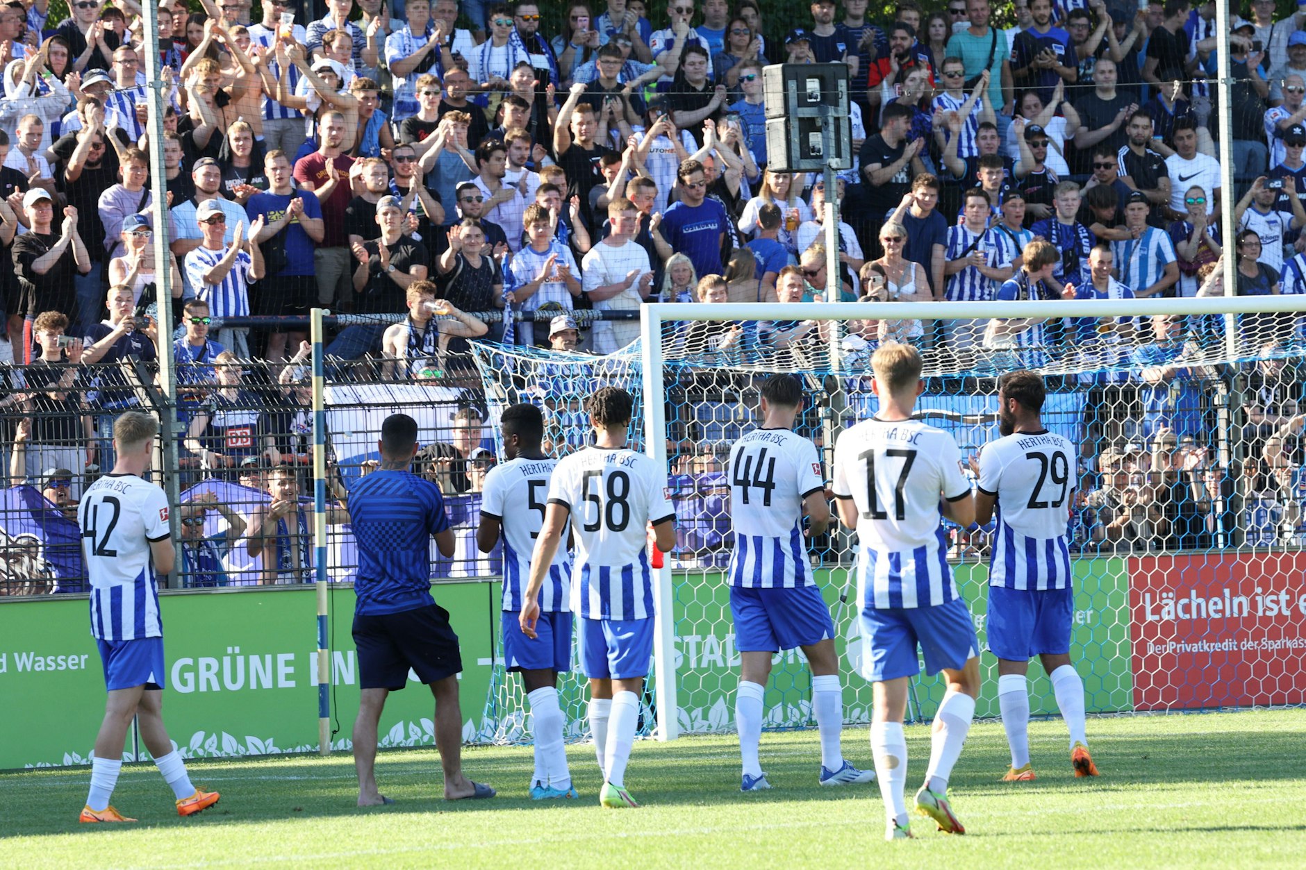 Herthas Profis im Karl-Liebknecht-Stadion in Babelsberg. Jetzt beschloss der Regionalligist in einer fragwürdigen Abstimmung, dass es keine Freundschaftskicks zwischen beiden Klubs mehr gibt.