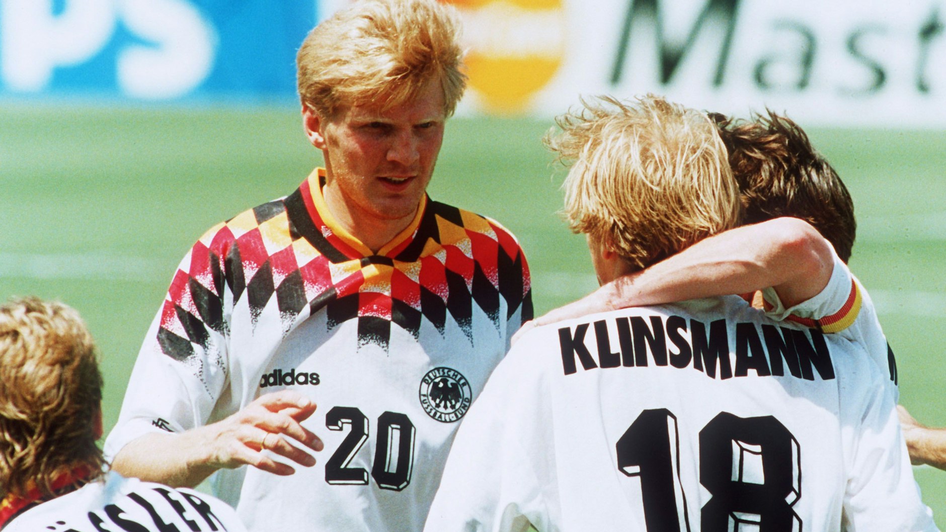 Von der Szene mit dem Stinkefinger von Stefan Effenberg gibt es kein Foto. Gezeigt hat er ihn bei diesem Spiel gegen Südkorea bei der WM in Dallas – und flog aus der Nationalmannschaft!