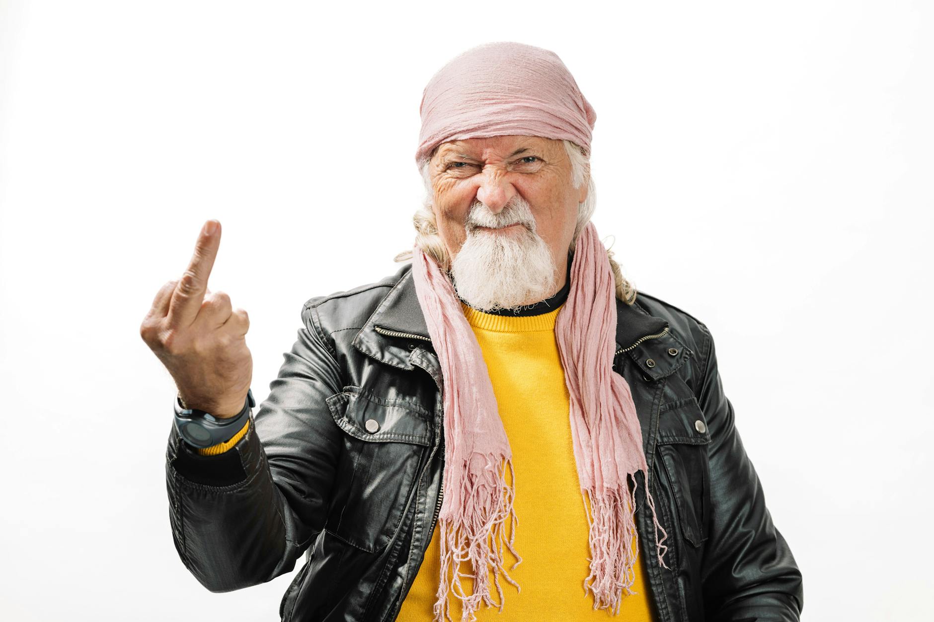 Ohne Worte! Um jemanden zu beleidigen, reicht es, den Mittelfinger zu erheben.