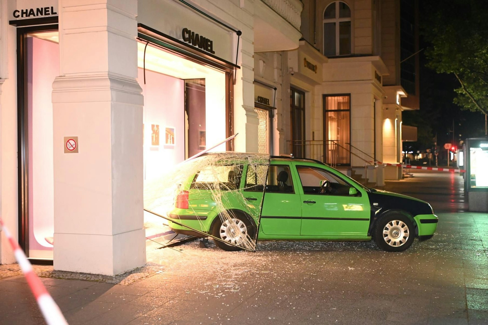 Am Ku'damm wollten Unbekannte mit einem grünen Golf in einen Chanel-Laden einbrechen.