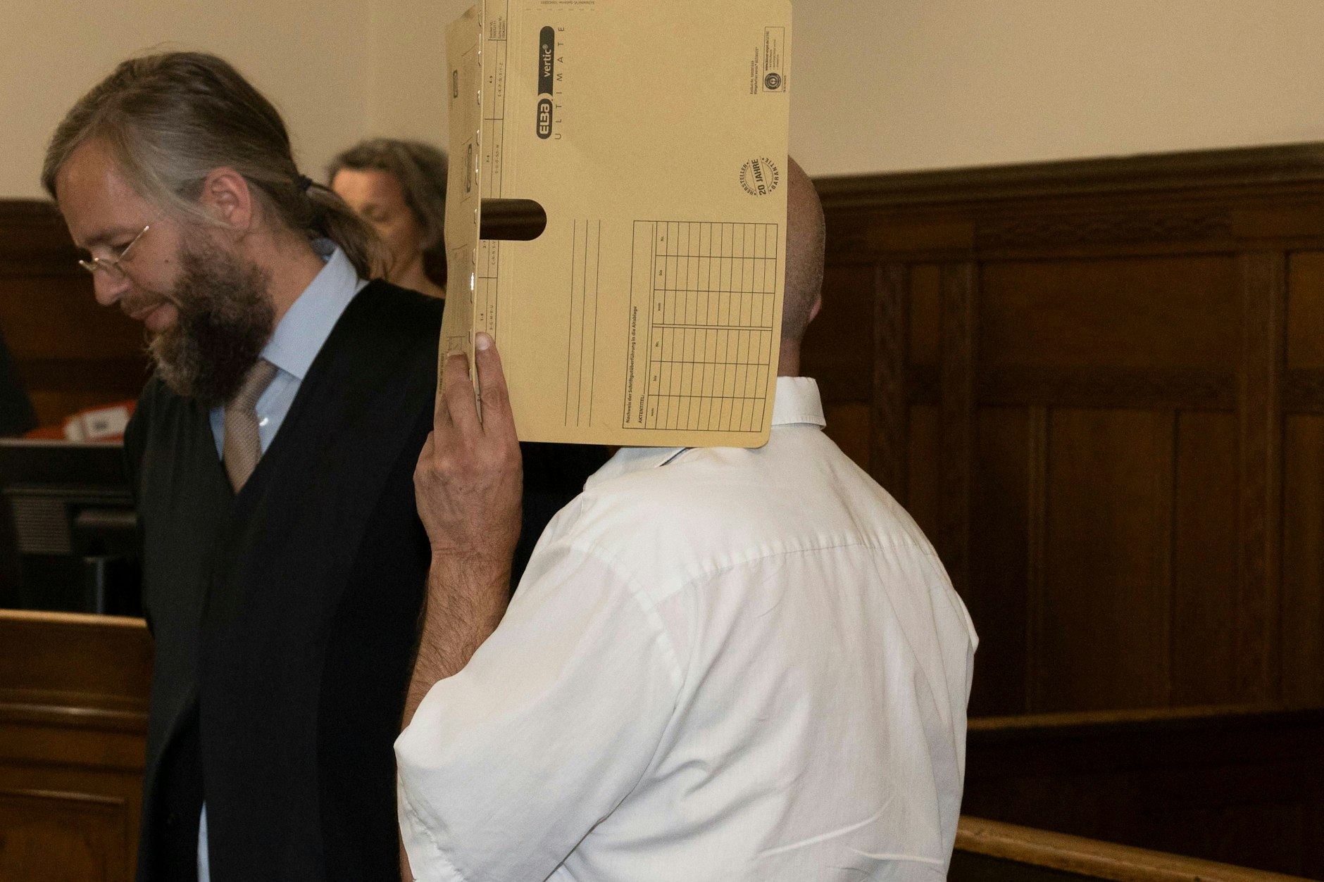 Der mutmaßliche K.o.-Tropfen-Killer (weißes Hemd) steht seit Mittwoch in Berlin vor Gericht.