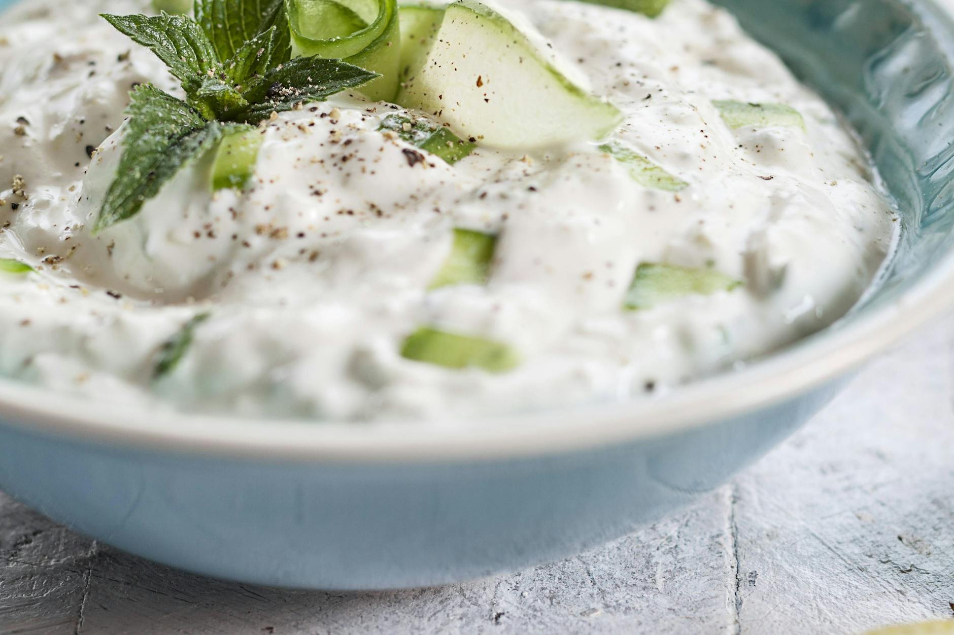 Zaziki, der Joghurt-Gurken-Mix mit Knoblauch, ist im Sommer immer eine gute Wahl. Den Knoblauch kann man auch weglassen. 