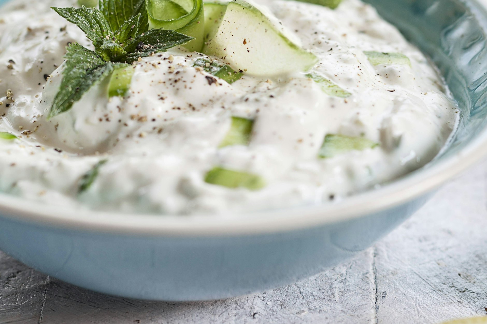 Zaziki, der Joghurt-Gurken-Mix mit Knoblauch, ist im Sommer immer eine gute Wahl. Den Knoblauch kann man auch weglassen.&nbsp;