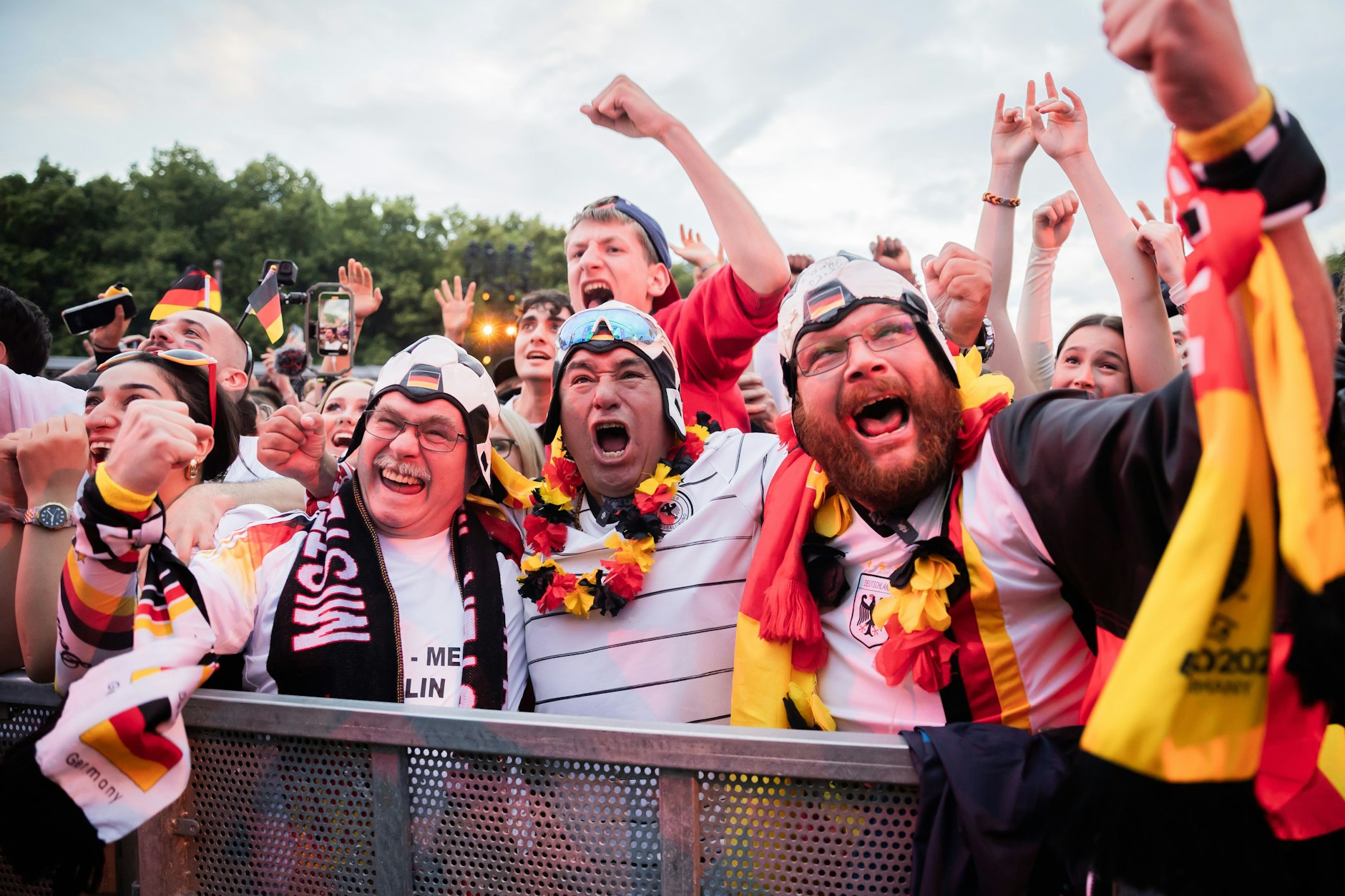 Die Begeisterung für Fußball ist auch bei der Fußball-EM ungebrochen. Aber: Woran liegt's, dass so viele den Ballsport feiern?