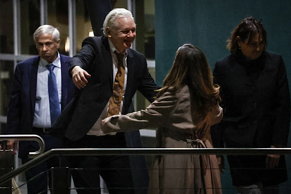 WikiLeaks-Gründer Julian Assange umarmt seine Frau Stella nach der Landung auf dem RAAF-Luftwaffenstützpunkt Fairbairn in Canberra.&nbsp;