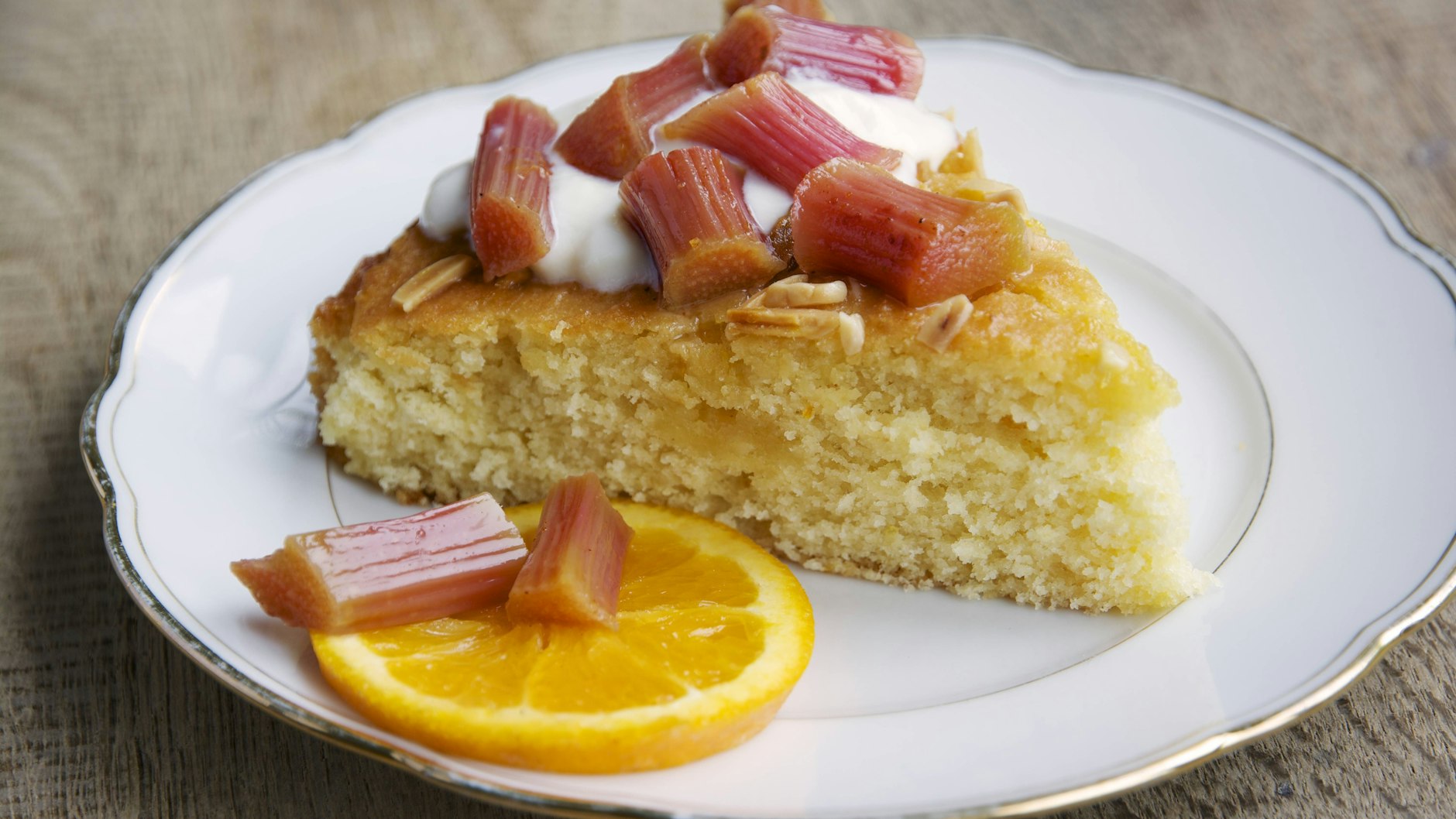 Frühsommervergnügen: ein Stück Rhabarberkuchen