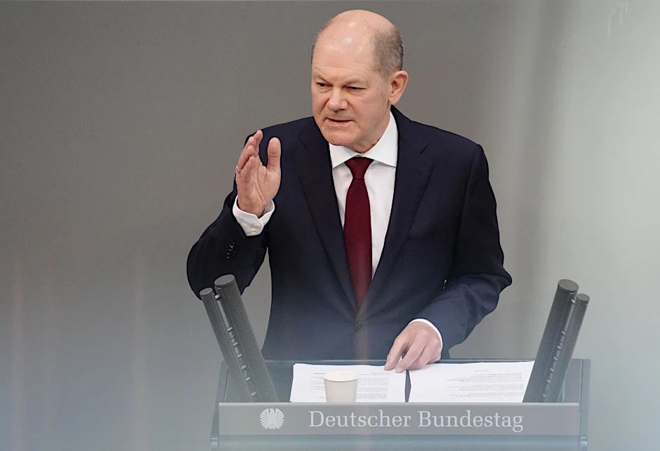 Bundeskanzler Olaf Scholz während seiner Rede zur „Zeitenwende“ im Deutschen Bundestag