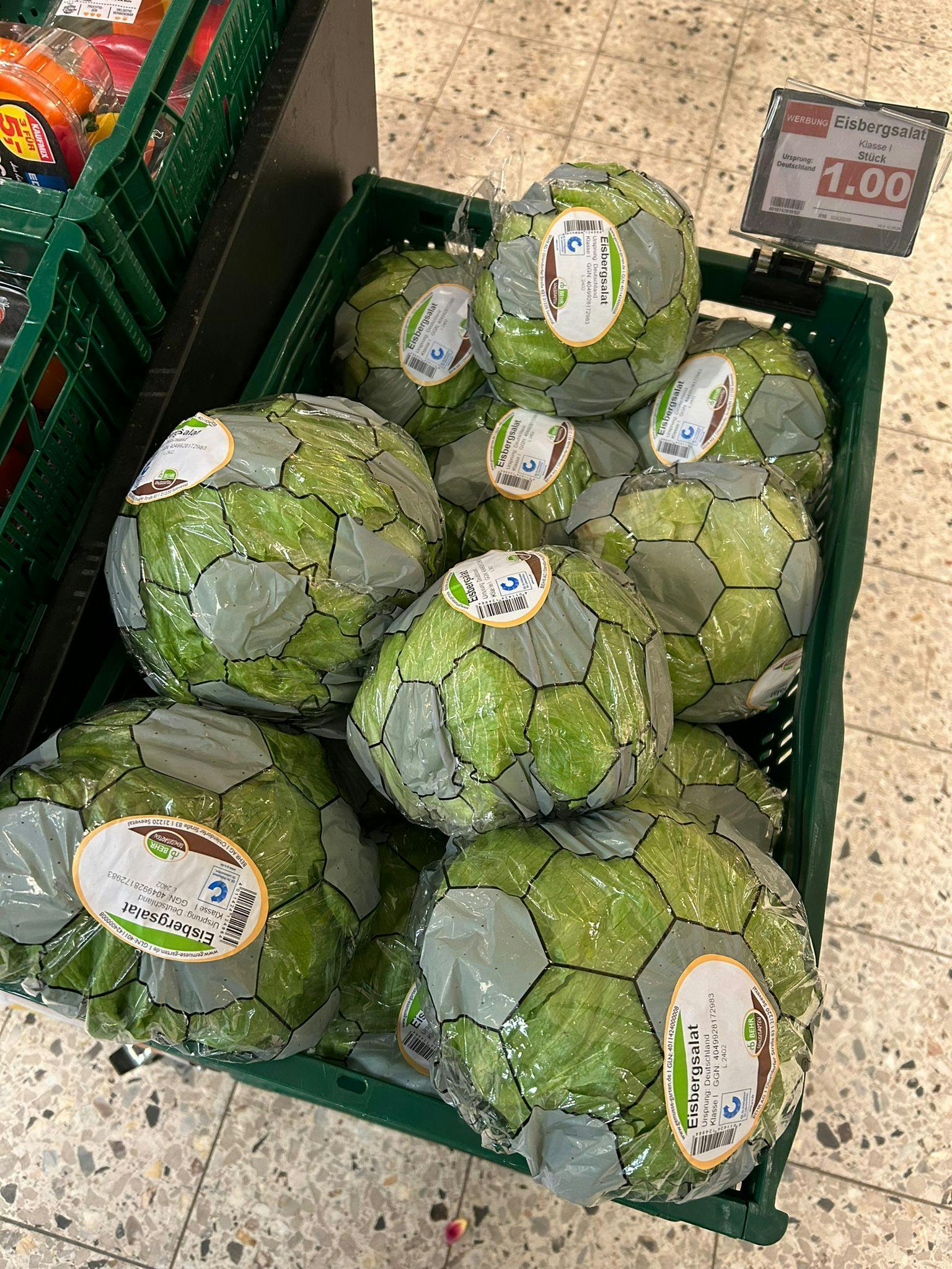 Sogar die Salatköpfe im Supermarkt sind wie Fußbälle verkleidet: Der Hype um die Fußball-EM macht auch vor dem Gemüseregal keinen Halt.
