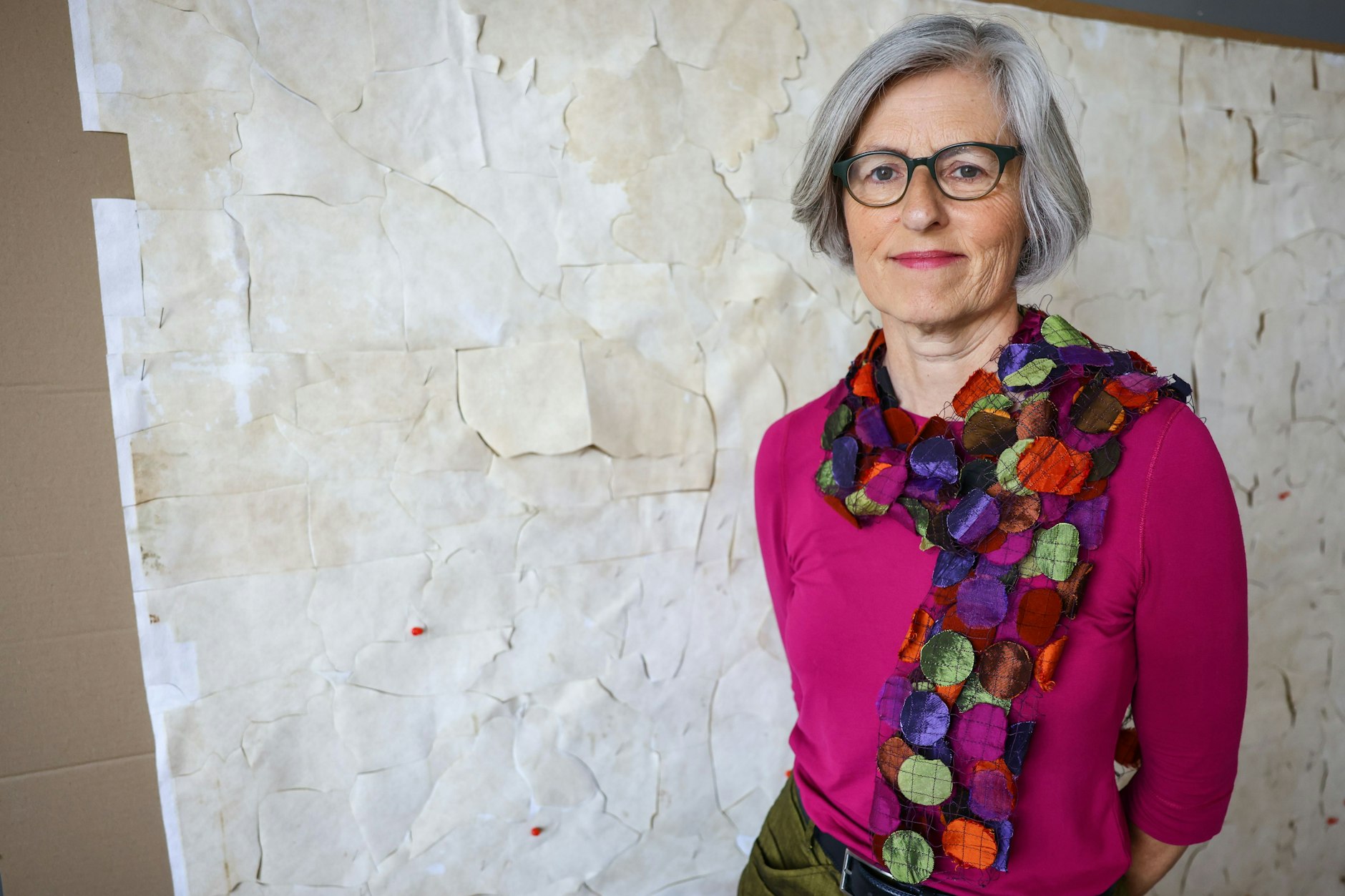 Babette Hartwieg, Diplom-Restauratorin, porträtiert in ihrem Atelier in Berlin vor einem Negativbild des Gemäldes „Grabbereitung Christi“ von Vittore Carpaccio, etwa aus dem Jahre 1510.&nbsp;