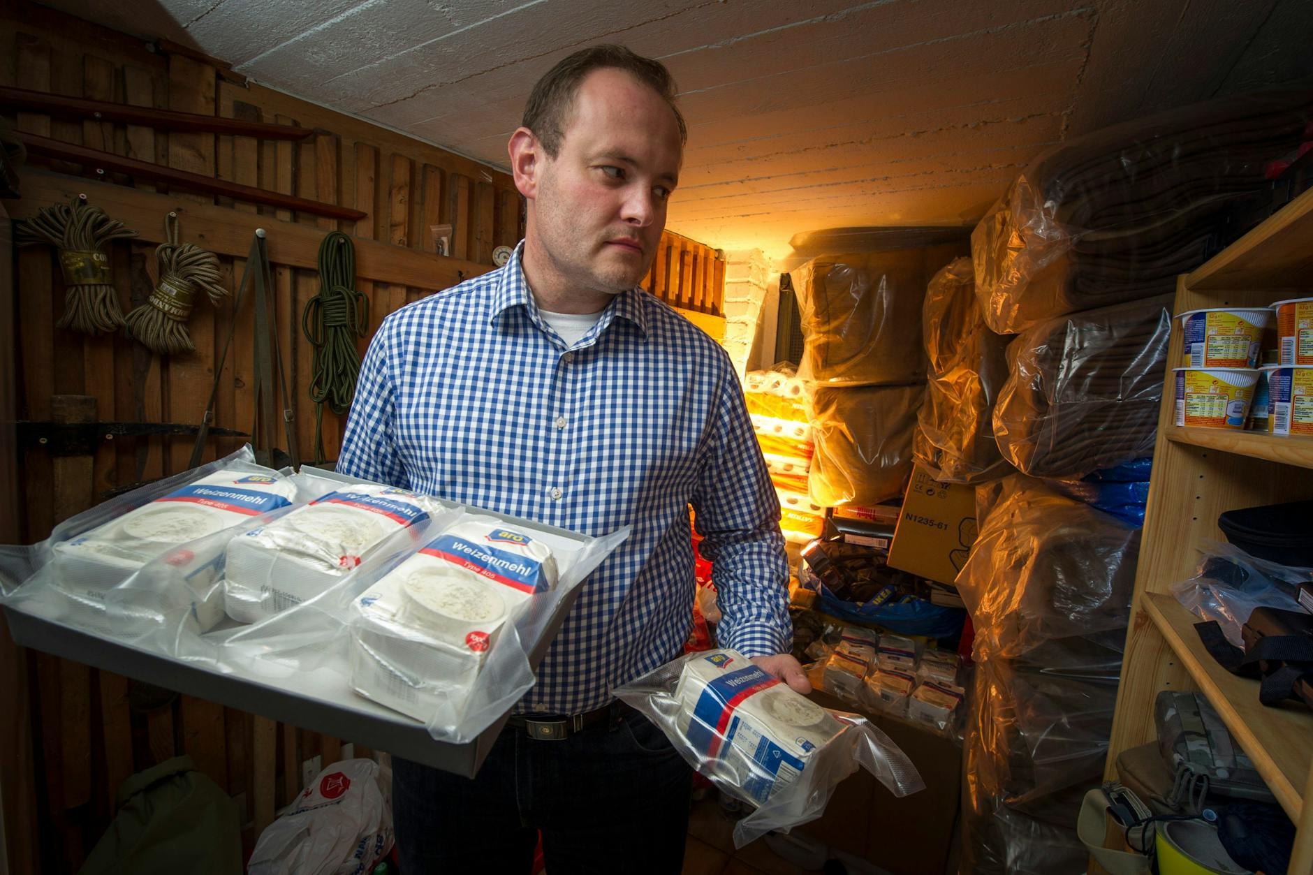 Prepping und Krisenvorsorge: Ein Mann hat im Keller seines Hauses Vorräte für den Notfall eingelagert.