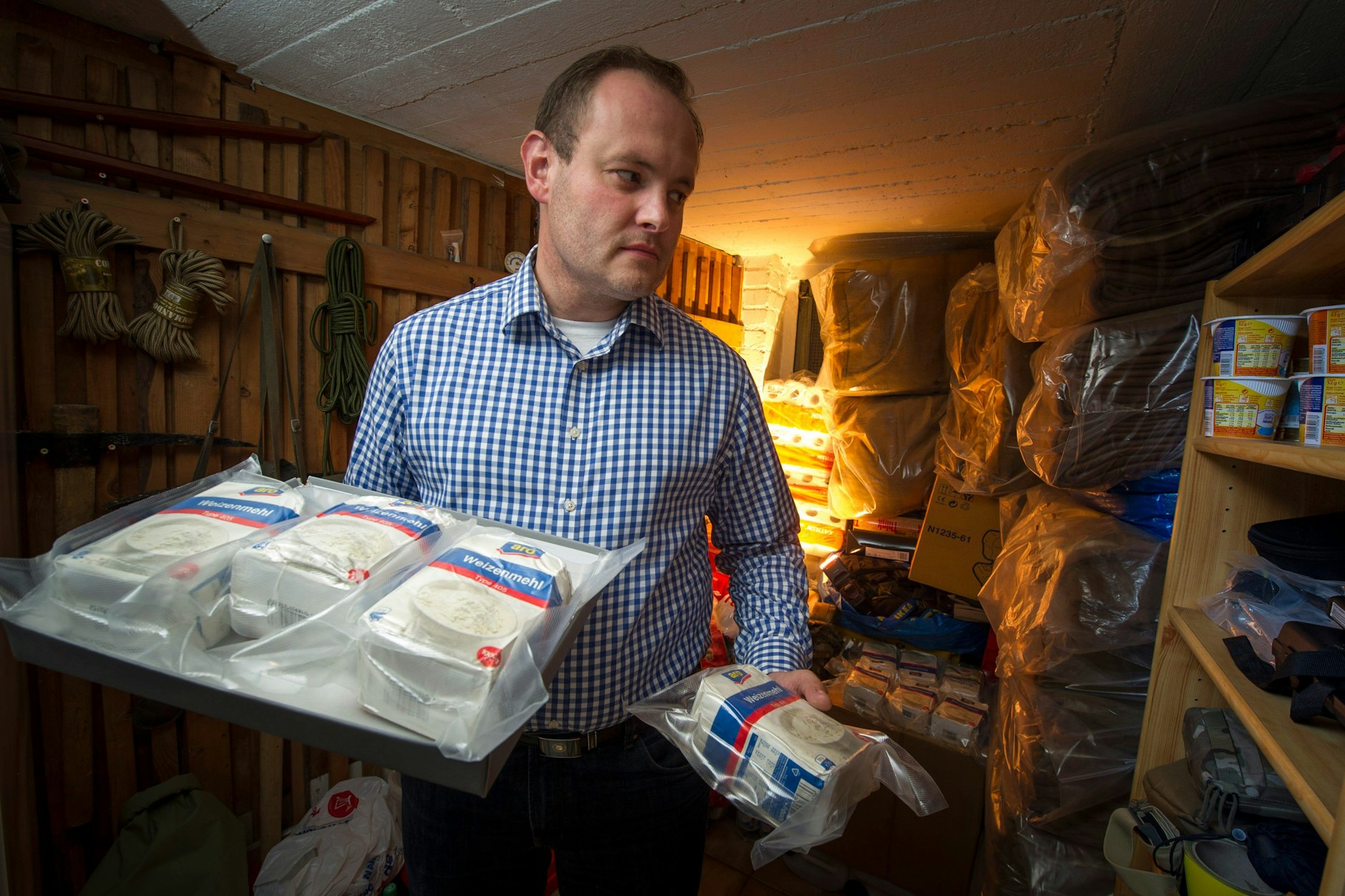 Prepping und Krisenvorsorge: Ein Mann hat im Keller seines Hauses Vorräte für den Notfall eingelagert.