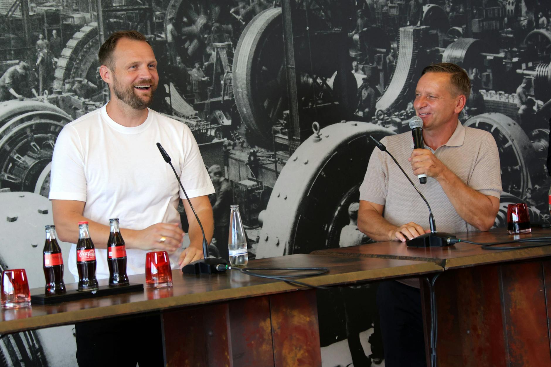 Gute Laune beim 1. FC Union: Manager Horst Heldt (54) scherzt über seine Körpergröße und stichelt humorvoll gegen Trainer Bo Svensson (44). 