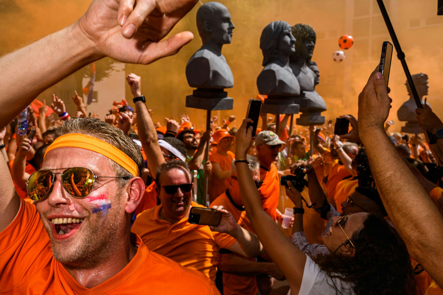 Angeführt von den großen Büsten ihrer Fußball-Idole haben sich die Fans der Niederlande durch Berlin bewegt.