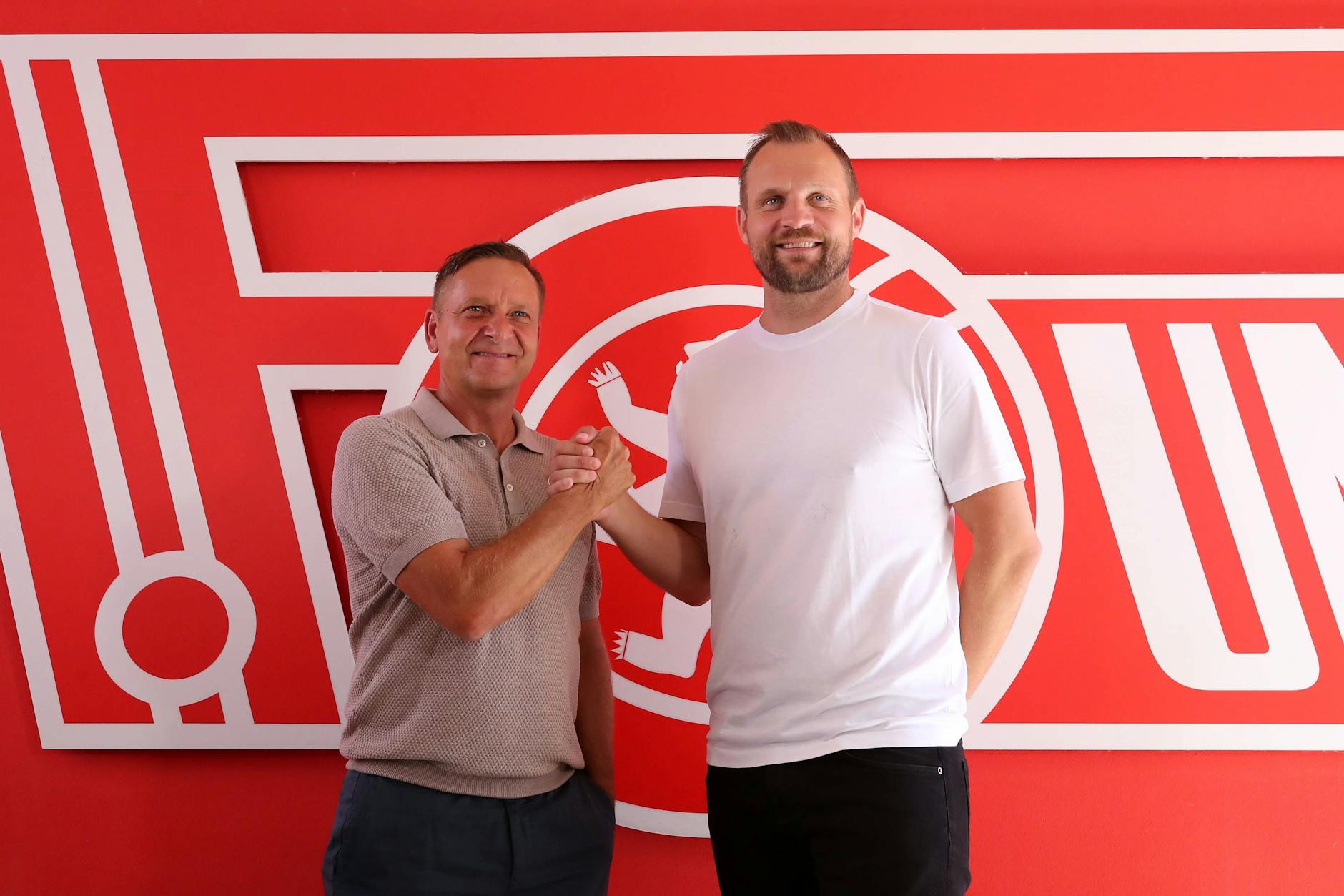 Obwohl sie 21 Zentimeter Körpergröße trennen, liegen Manager Horst Heldt (54) und Cheftrainer Bo Svensson (44) beim 1. FC Union dennoch auf einer Wellenlänge.