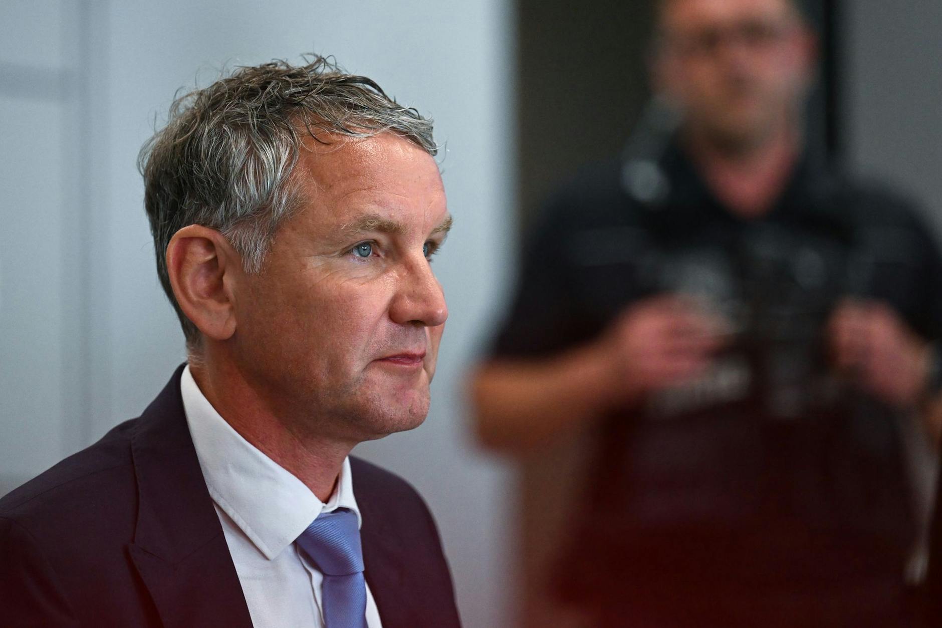 Björn Höcke muss sich erneut wegen der Verwendung einer verbotenen Losung der SA verantworten.