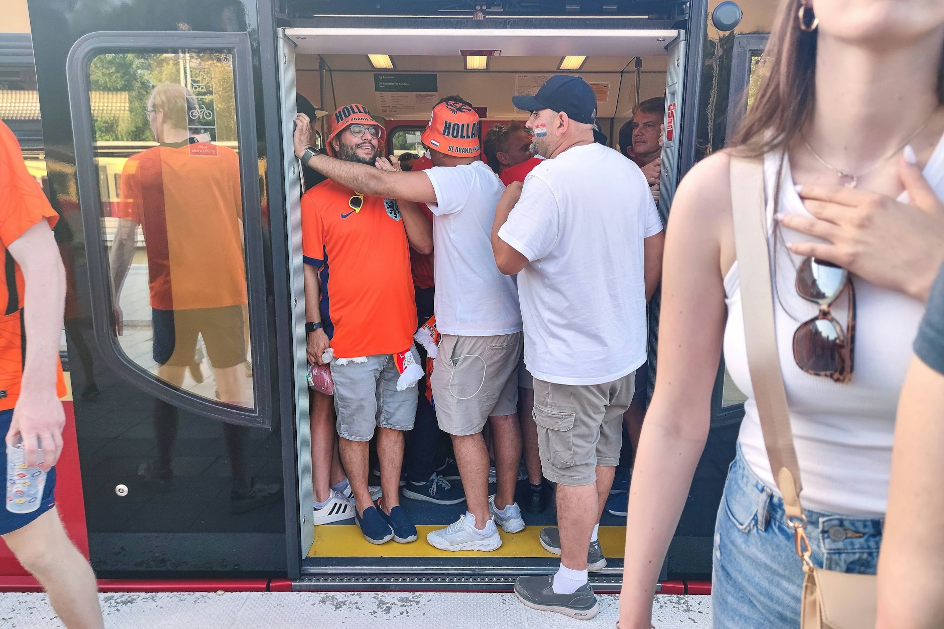 Auch in Berlin gibt's nach den Spielen überfüllte Züge. Viele Fußball-Fans beklagen sich über die öffentlichen Verkehrsmittel in Deutschland.