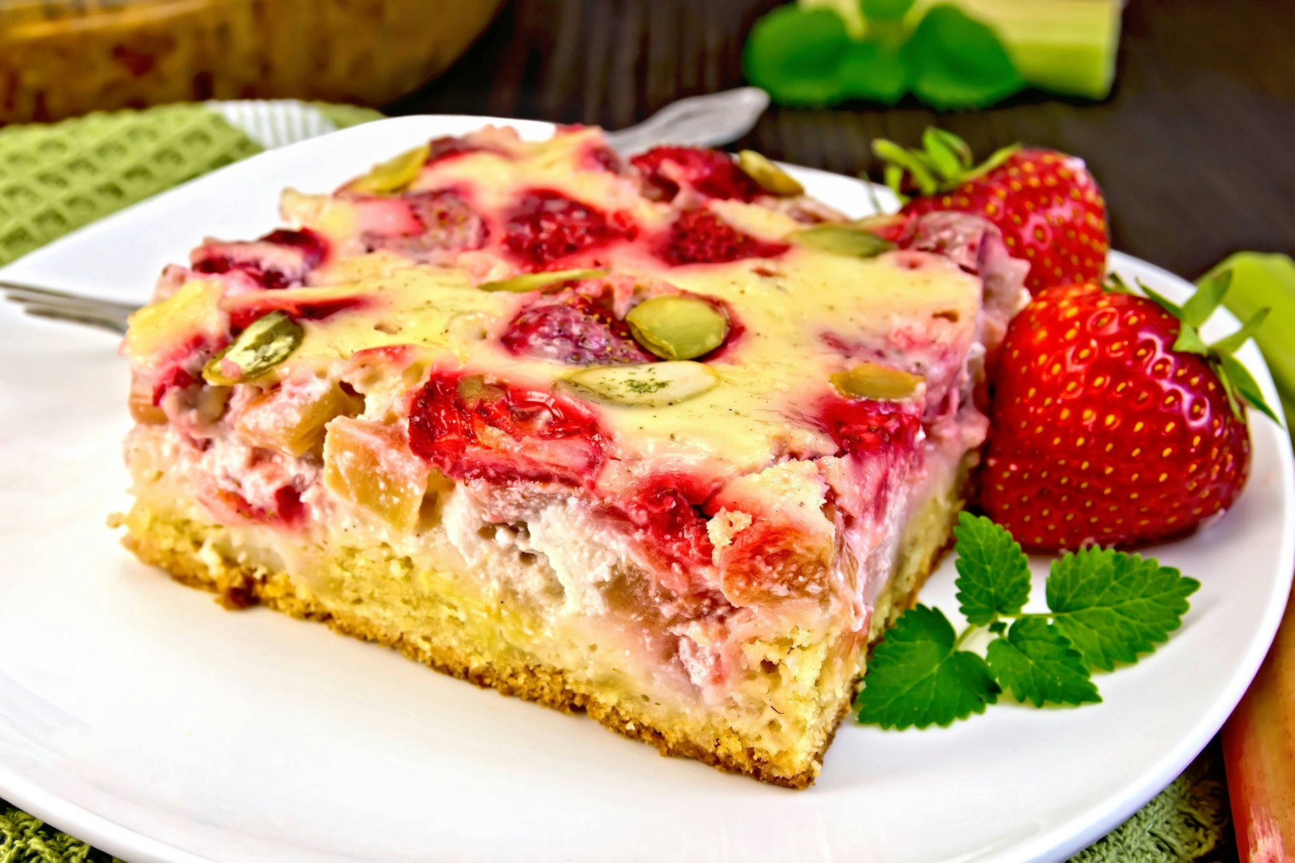 Das Rezept für Erdbeer-Rhabarber-Kuchen begeistert jeden Sommerfan.