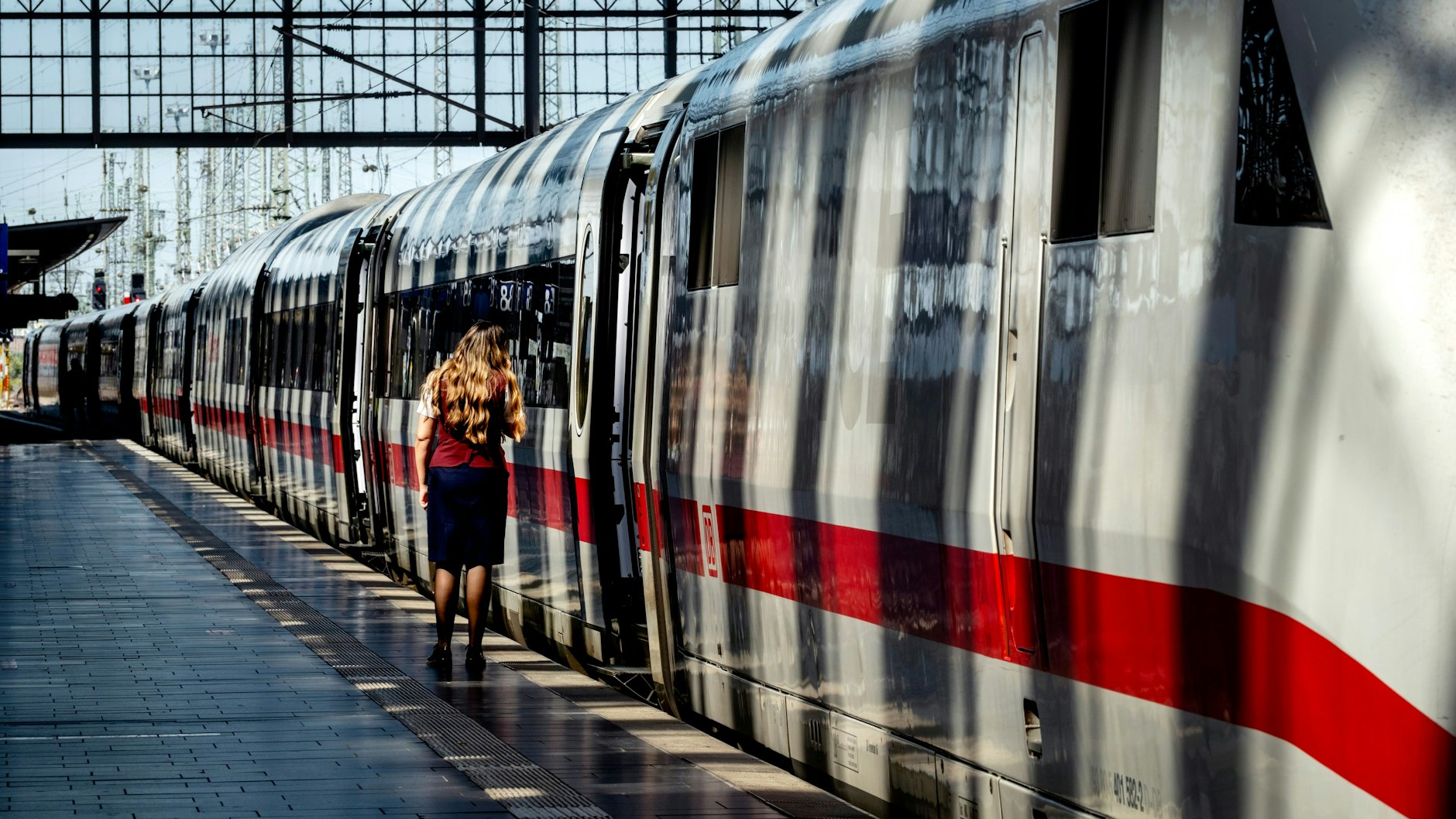 Ein ICE im Bahnhof von Frankfurt. Auf der Strecke nach Stralsund könnte das Angebot in der Nebensaison ausgedünnt werden.&nbsp;