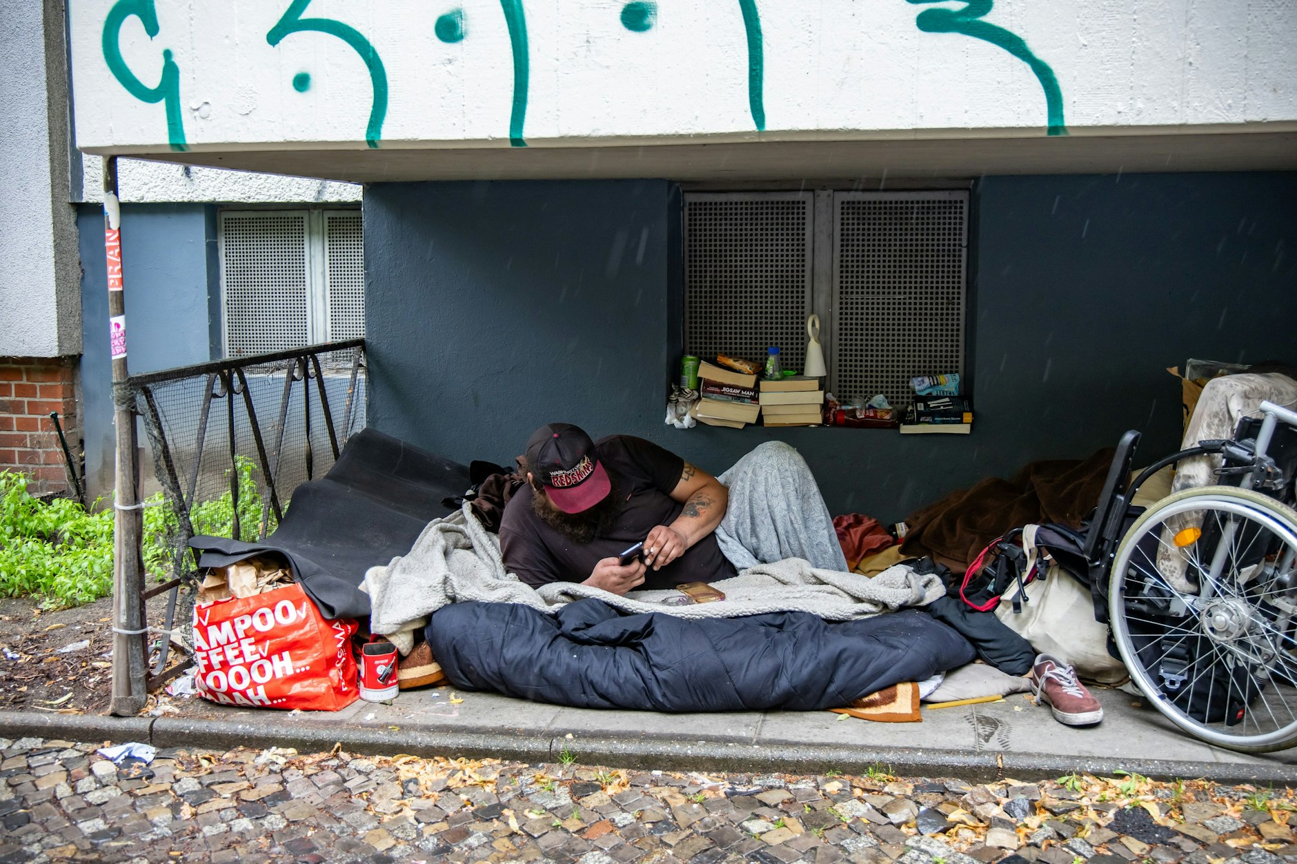 Ein obdachloser Mensch in Berlin-Neukölln