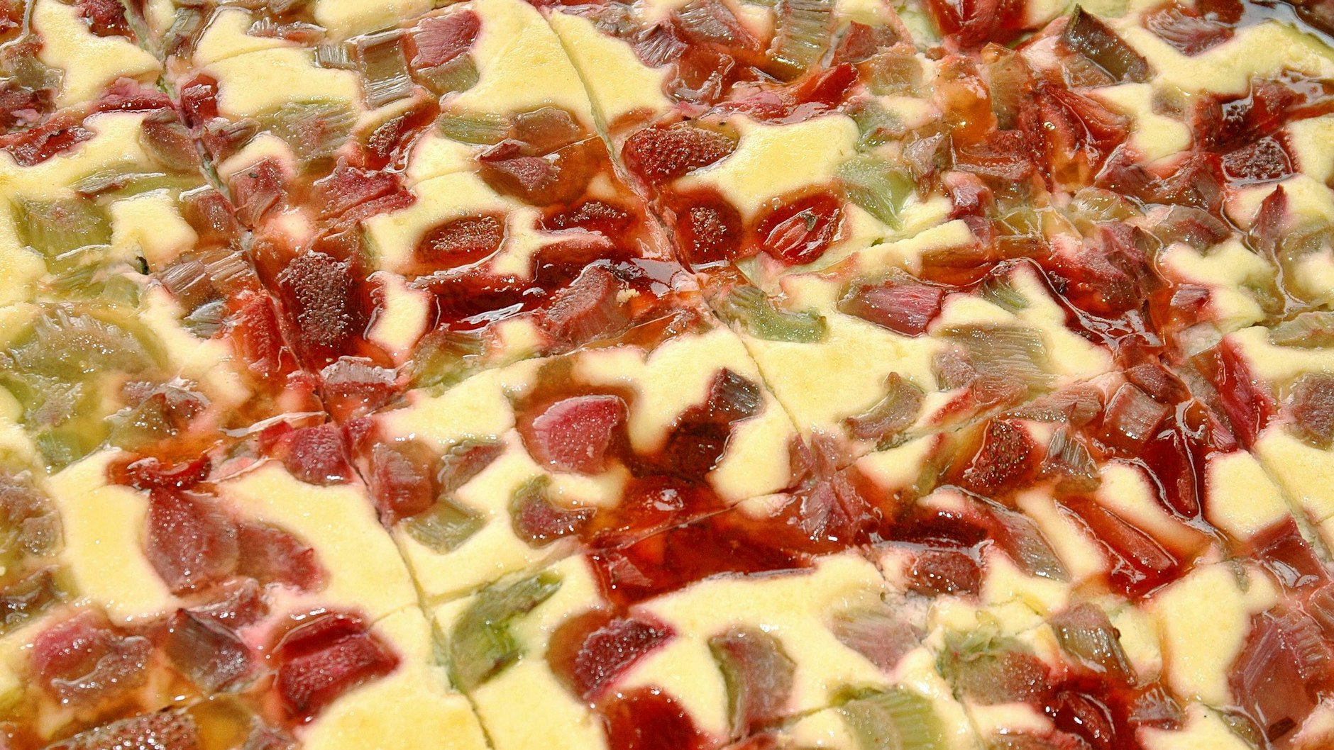 Das Rezept für Erdbeer-Rhabarber-Kuchen eignet sich für eine Springform oder ein kleines Blech.
