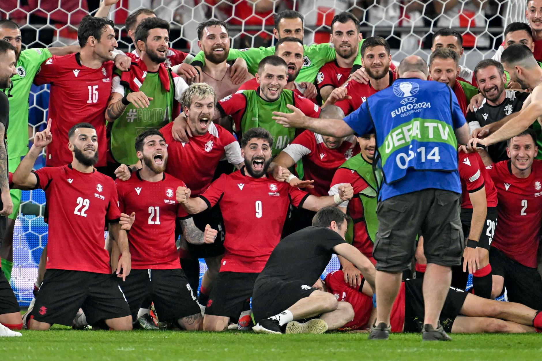 Die georgischen Spieler posieren nach ihrem Triumph für einen Fotografen.