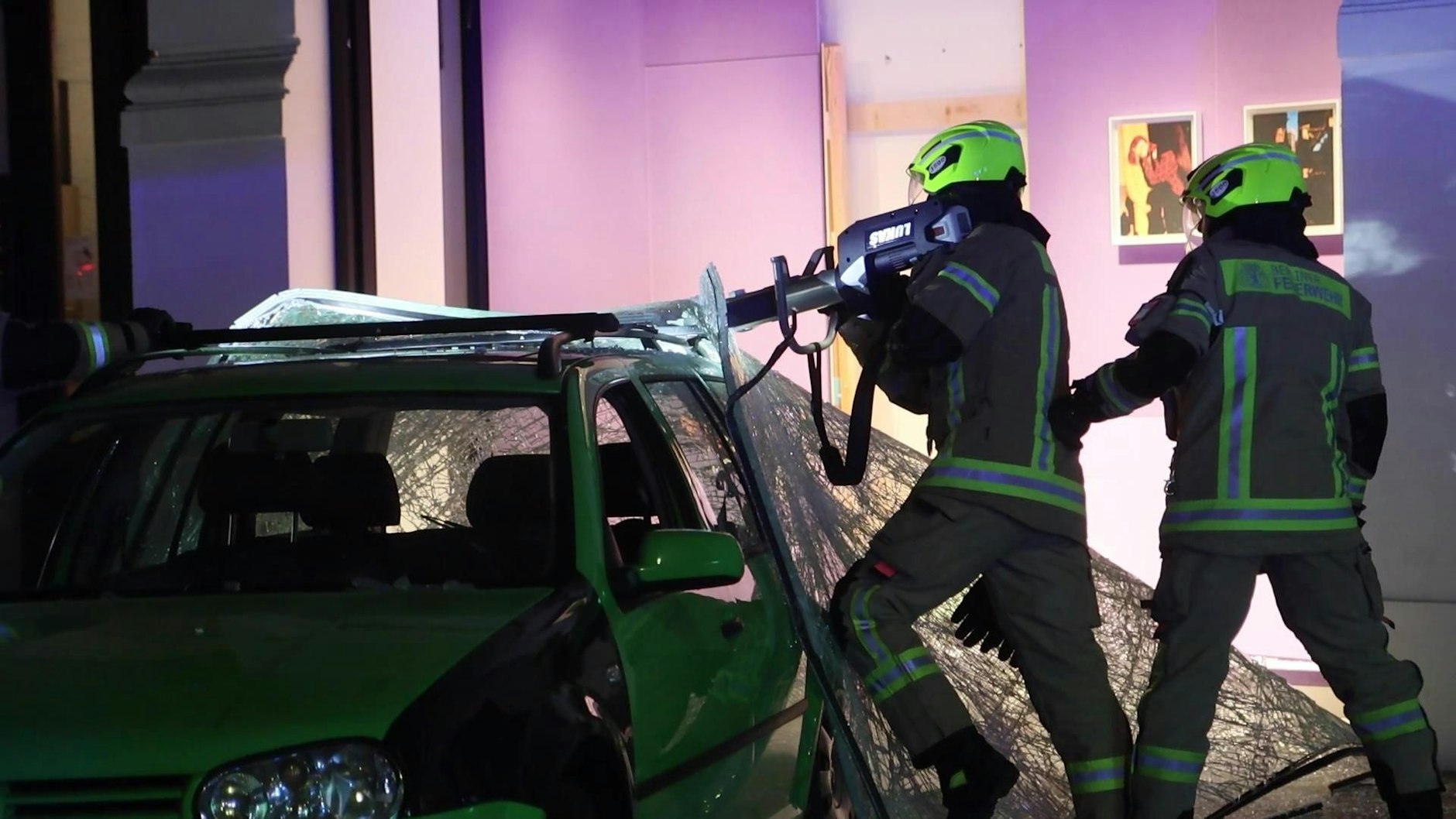 Die Feuerwehr barg das Auto, mit dem am Ku'danm versucht wurde bei Chanel einzubrechen.