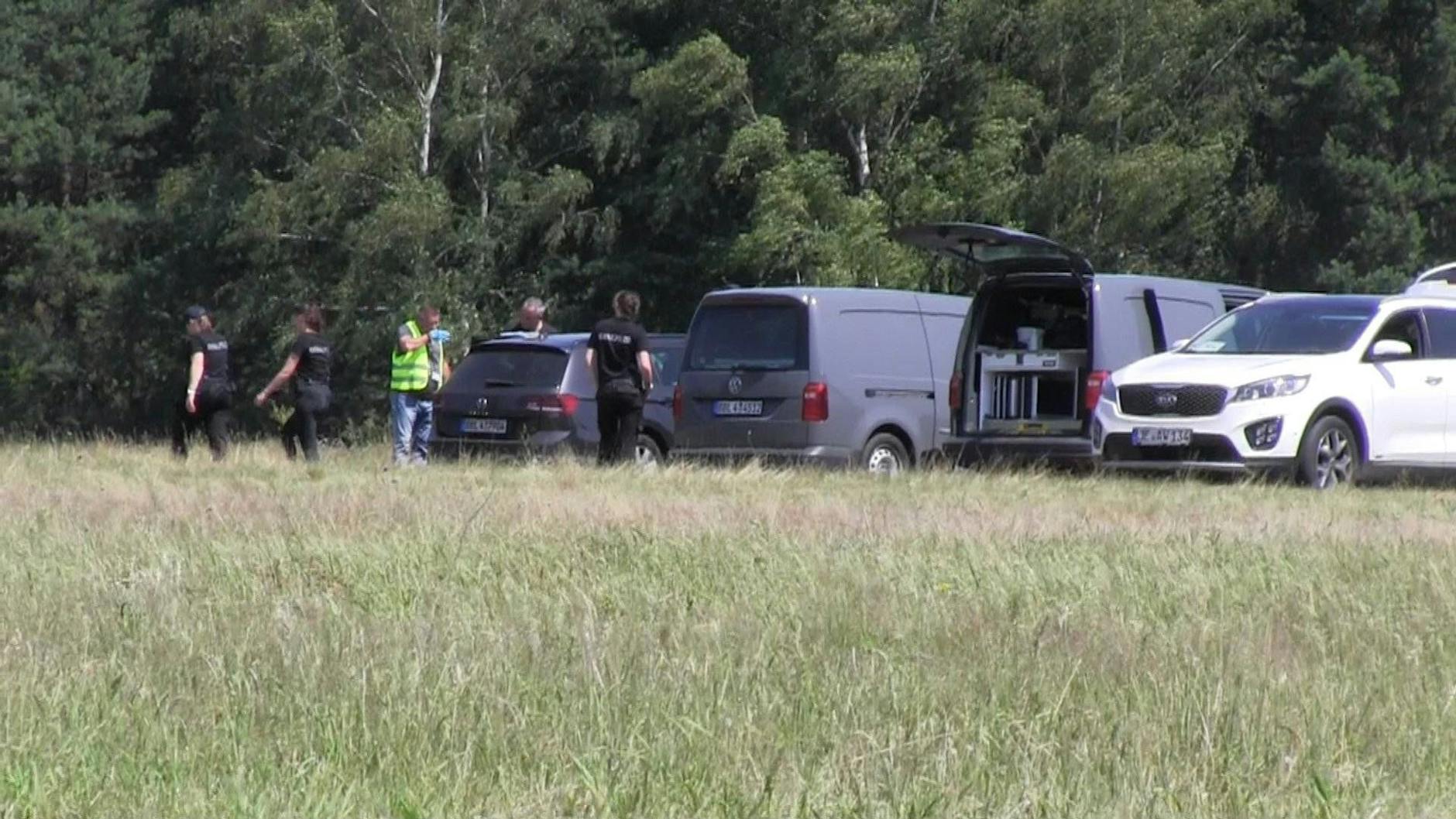 Die Polizei ist in Saarmund vor Ort, ermittelt, warum das kleine Flugzeug abstürzte.