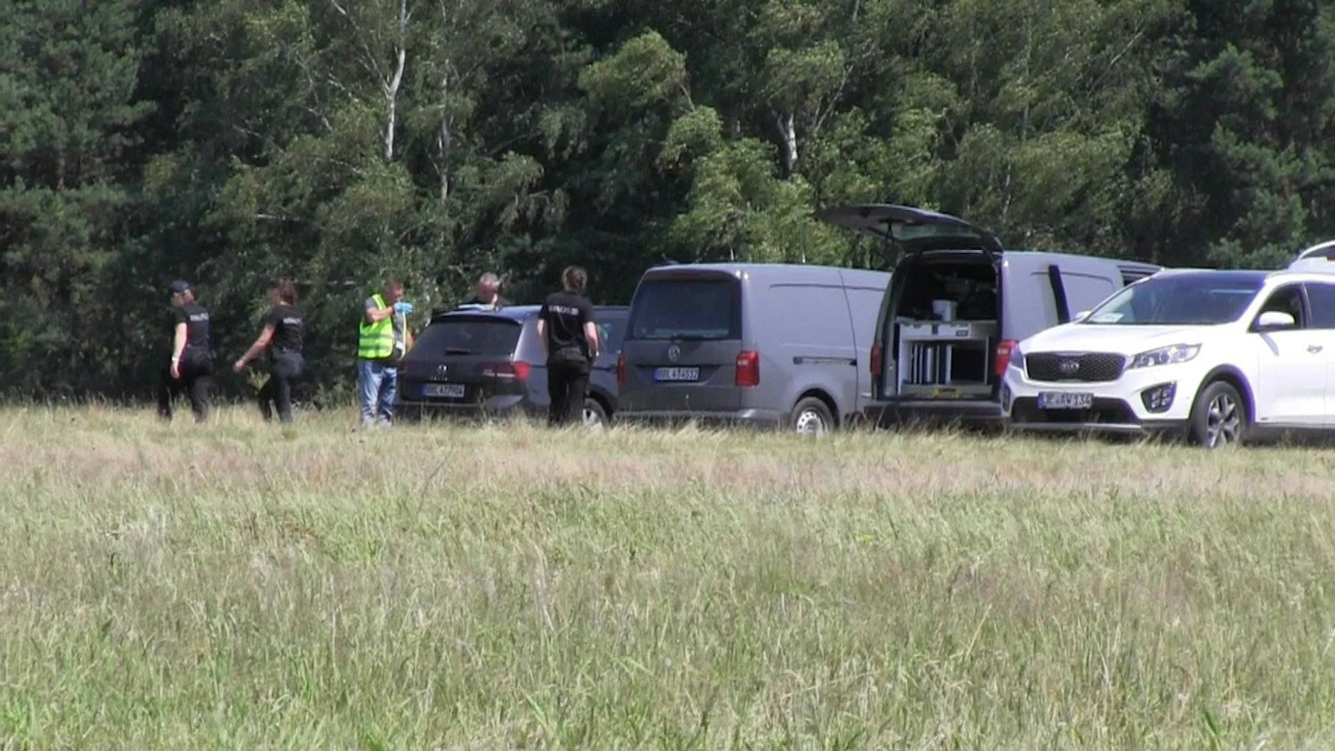 Die Polizei ist in Saarmund vor Ort, ermittelt, warum das kleine Flugzeug abstürzte.