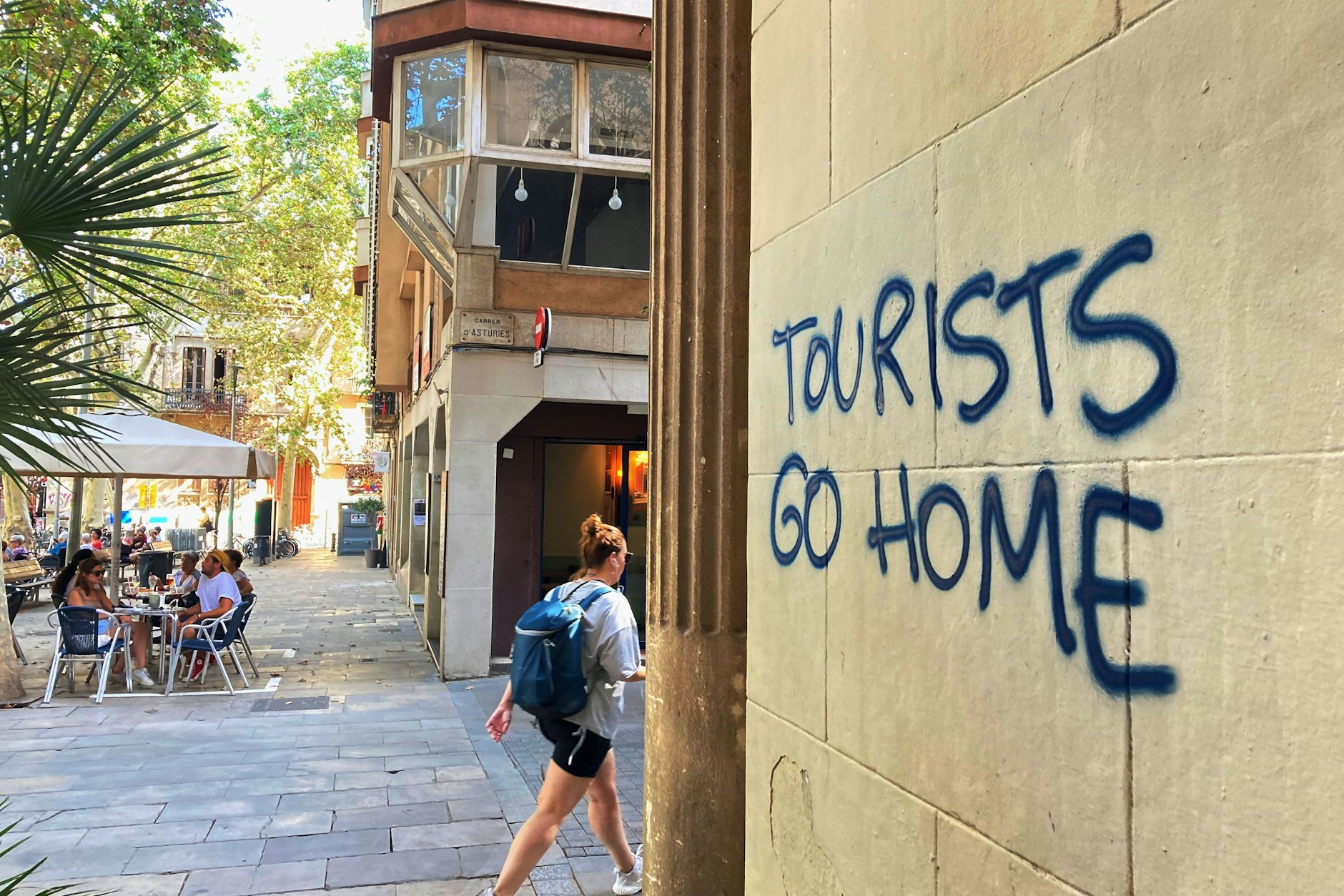 Eindeutige Botschaft! Ein an eine Wand im Künstlerviertel Vila de Gràcia in Barcelona gesprühter Schriftzug „Tourists Go Home“.