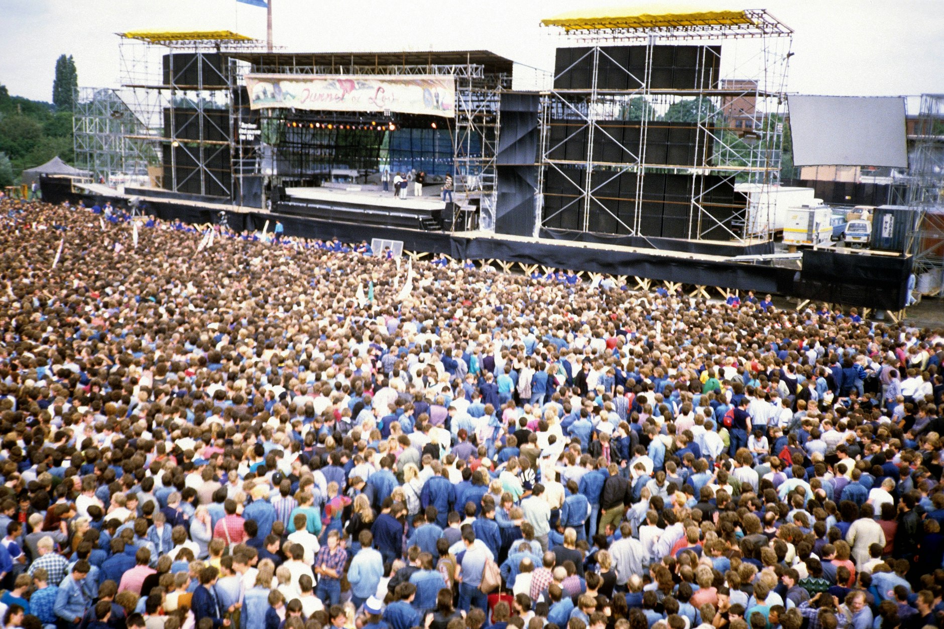 Im Jahr 1988 erlebte Ost-Berlin ein rauschendes Rock-’n’-Roll-Fest: In Weißensee spielten Bryan Adams und Joe Cocker, hier das Konzert mit Bruce Springsteen. Ein weltumspannendes Rockfest – ein Spielort wieder die Radrennbahn Weißensee – war für 1989 geplant.