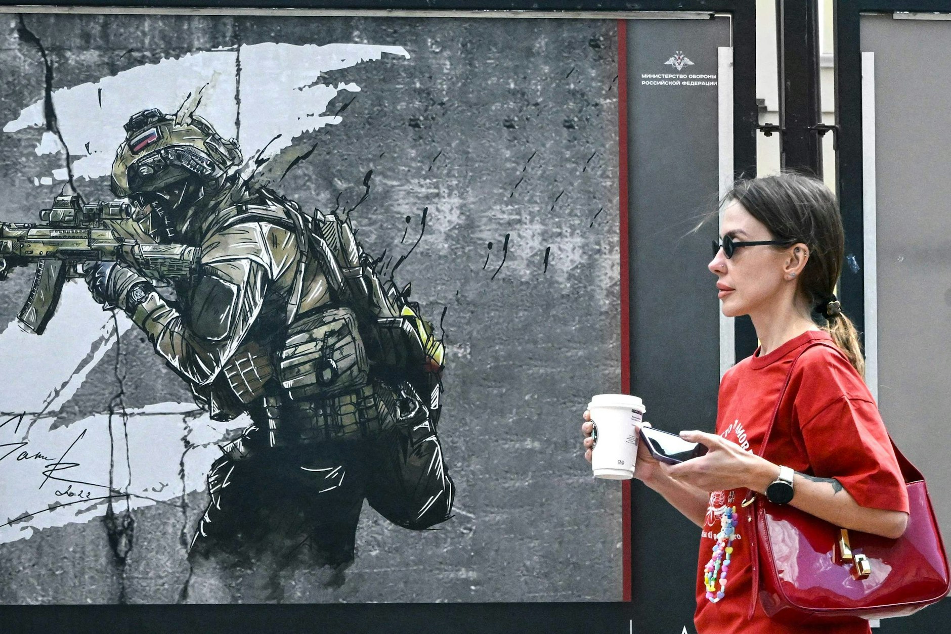 Krieg als Kunst: Poster im Moskauer Stadtzentrum preisen eine Militärausstellung an.