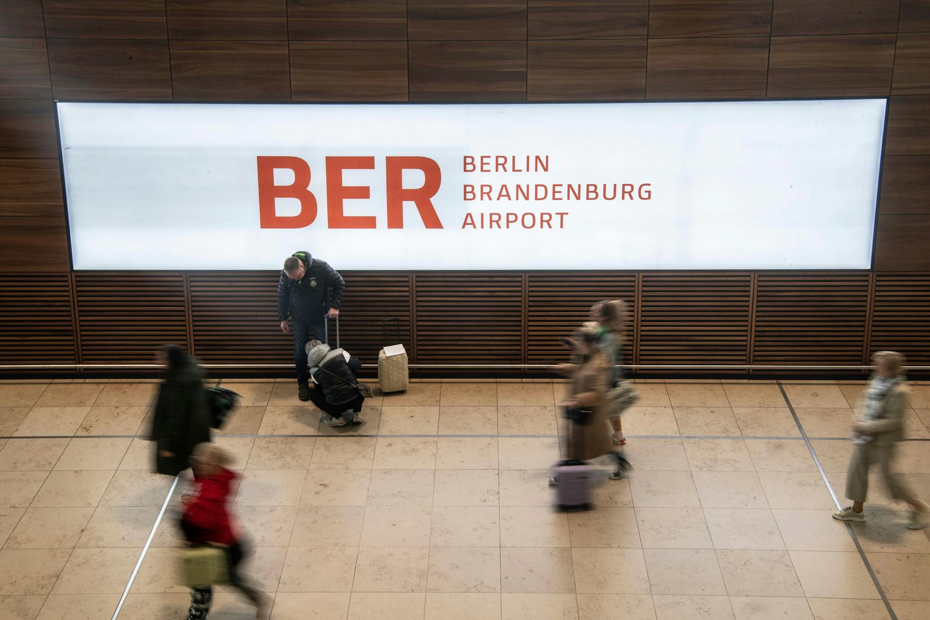  Reisende gehen durch das Terminal im Flughafen BER. 