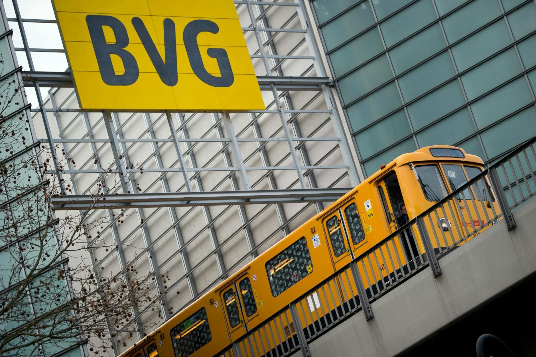 Eine U-Bahn der Berliner Verkehrsbetriebe (BVG) ist unterwegs in Kreuzberg. Mehr als 210.000 Fahrgäste nutzen das Berlin-Abo, den Nachfolger des 29-Euro-Tickets.